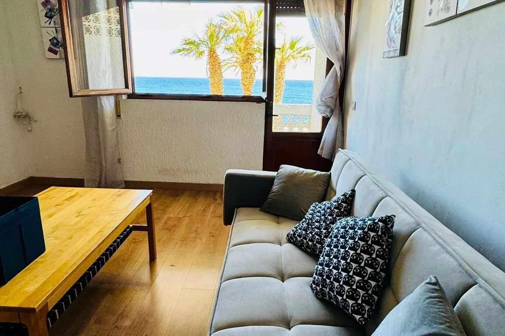 Apartamento Reina Sofía Primera linea de playa-Living room