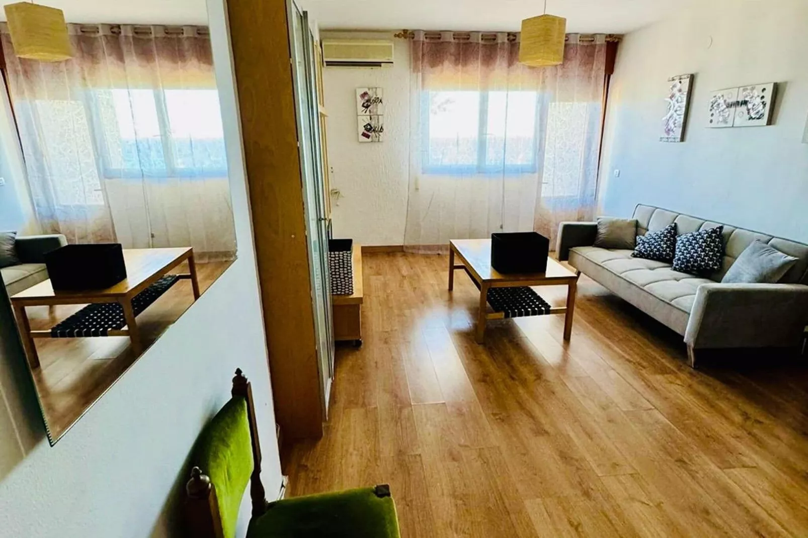 Apartamento Reina Sofía Primera linea de playa-Living room