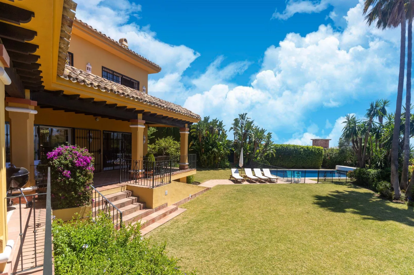 Casa Amarilla-Gardens summer