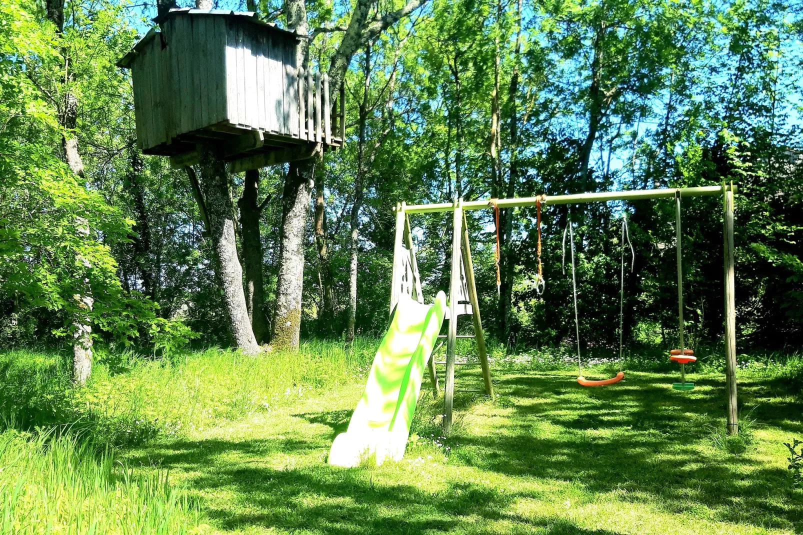 Domaine de Geneviève des Vignes-Gardens summer