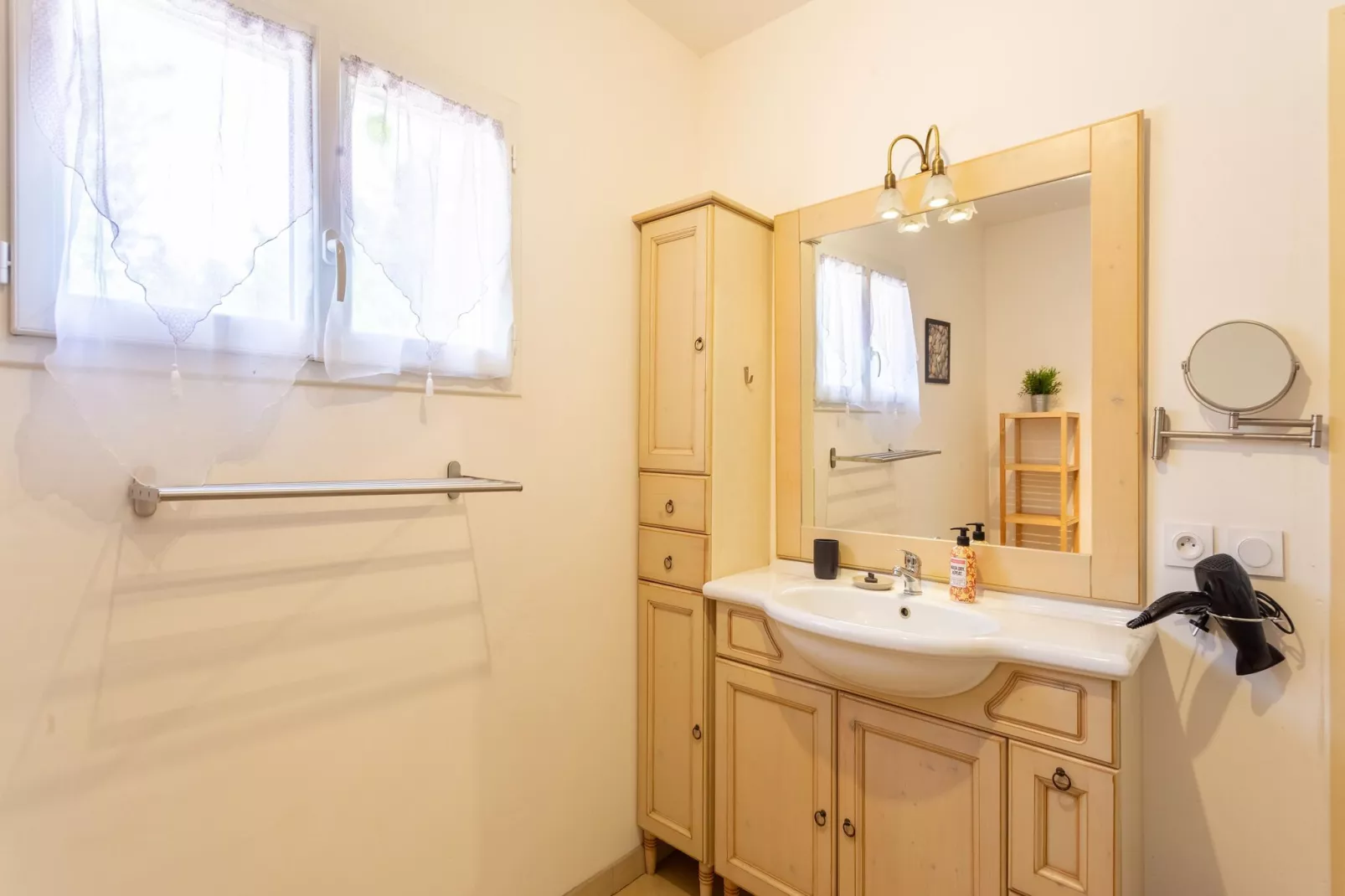 Les Lavandes-Bathroom