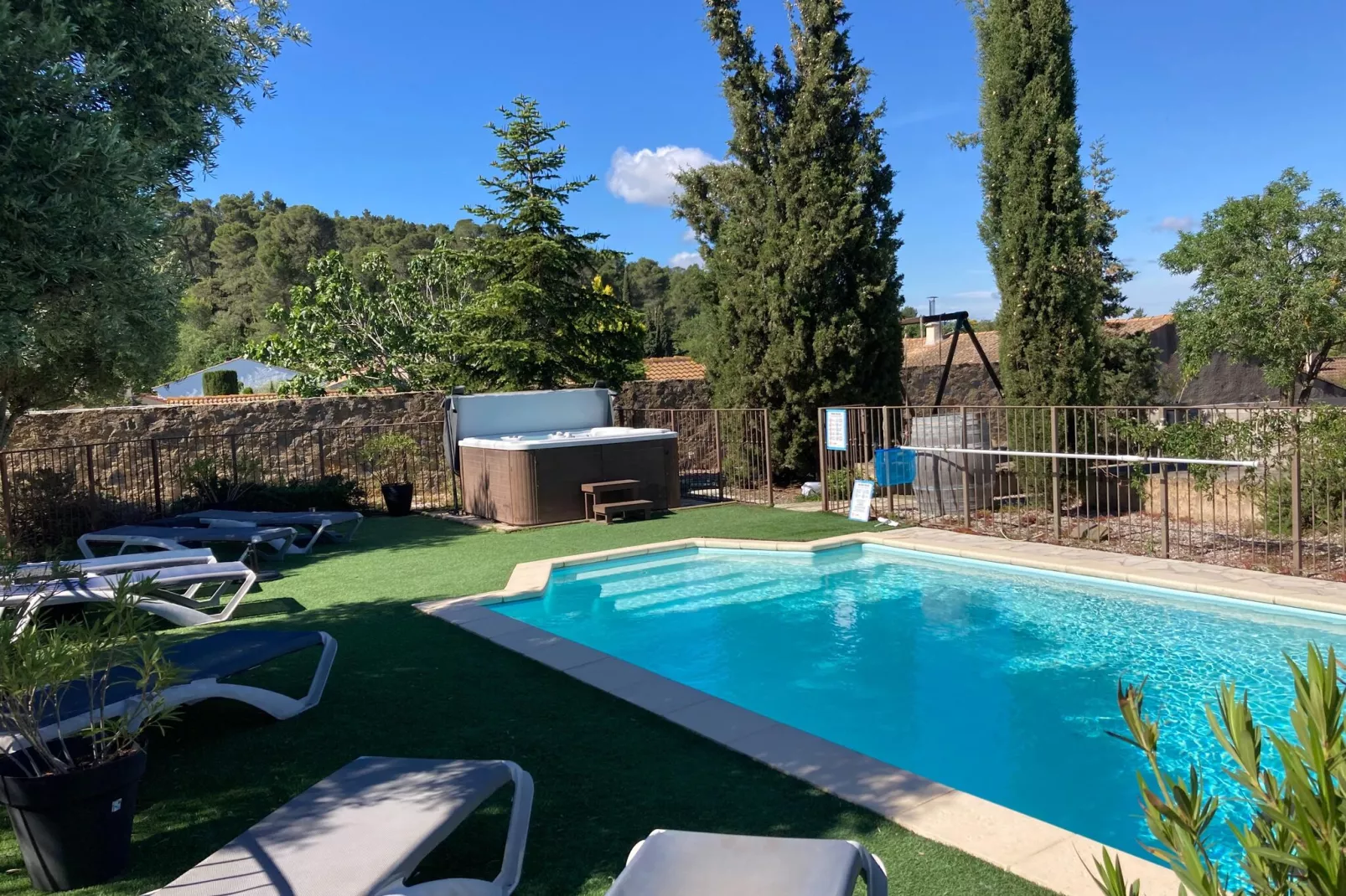 Mas de Montbrun-Pool