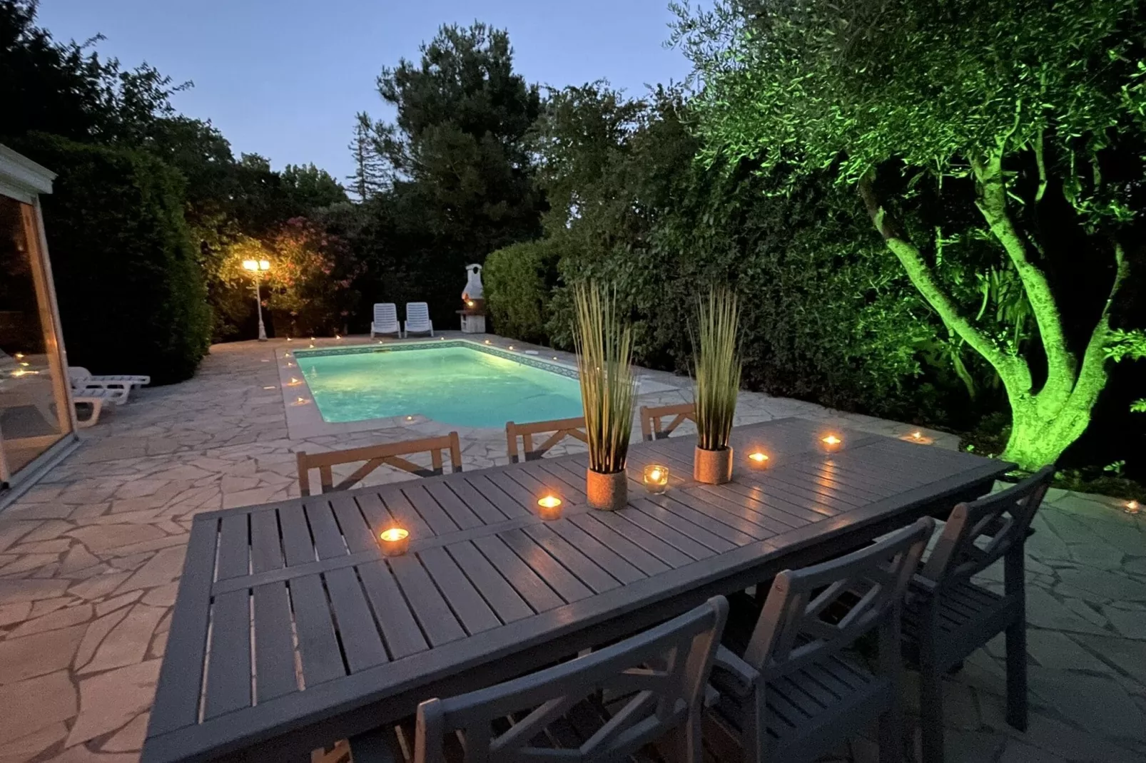 Le Bon-Terrace balcony
