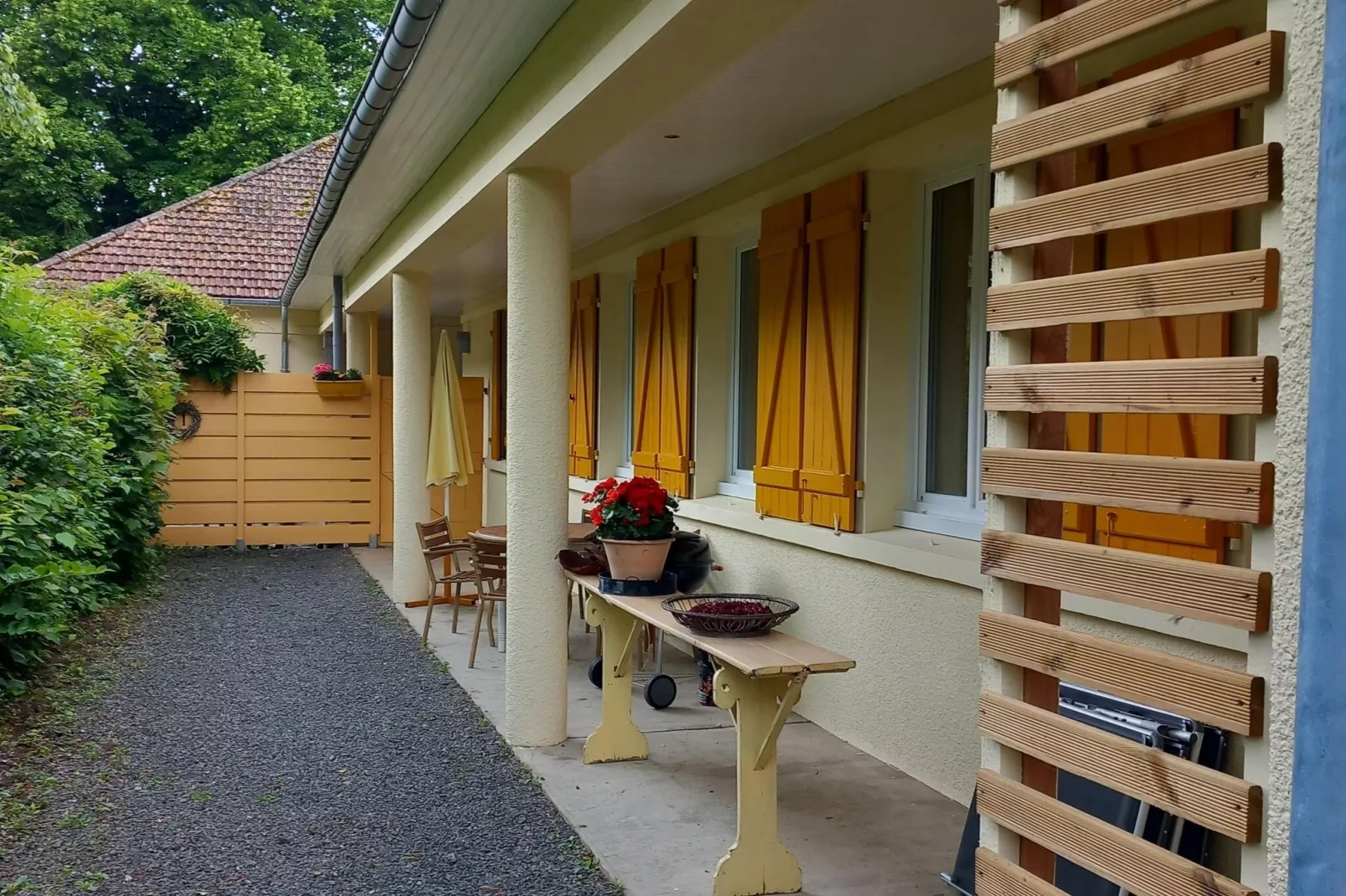 Le Bon Sentiment-Exterior summer