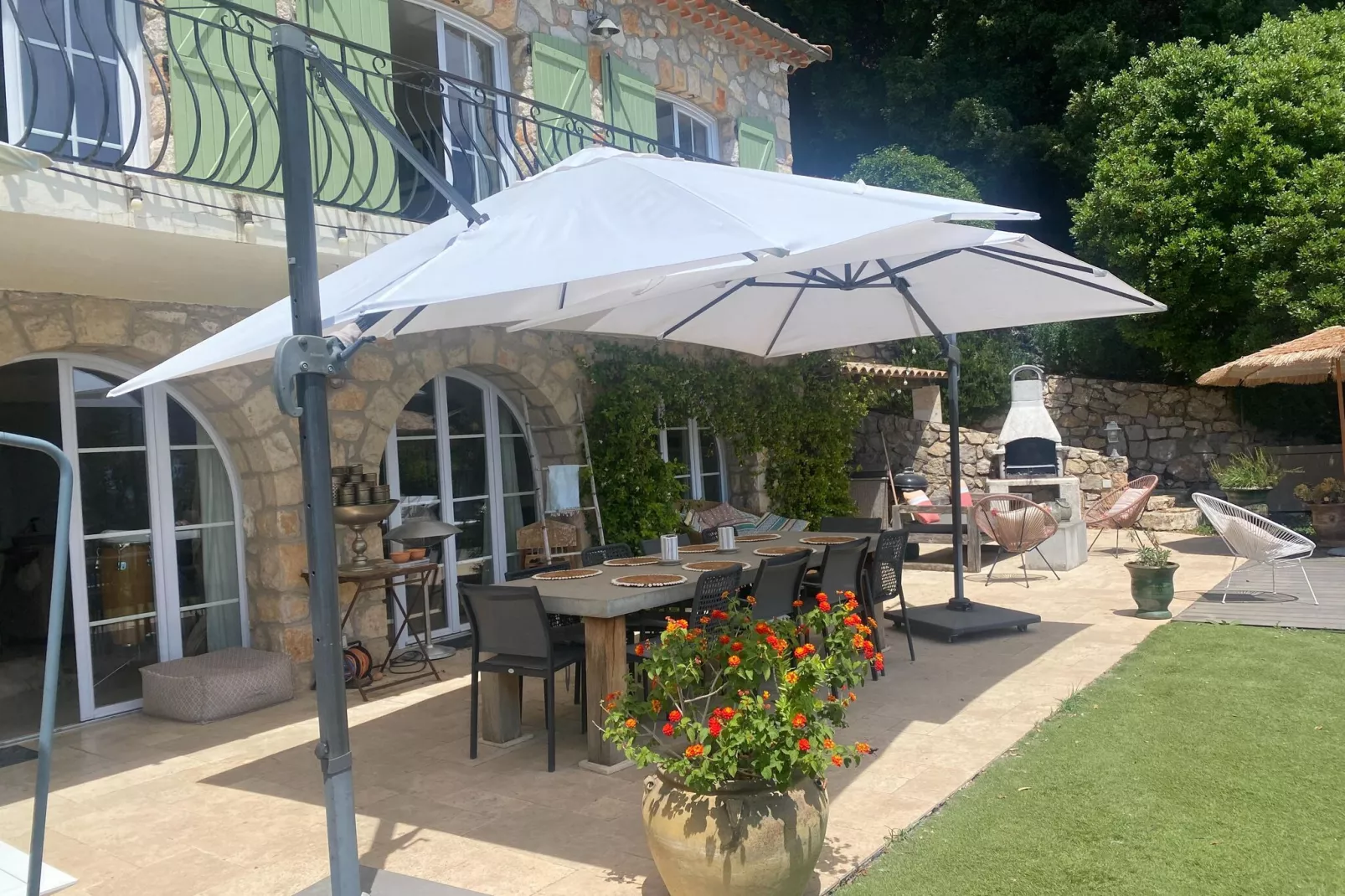 Roucaou-Terrace balcony