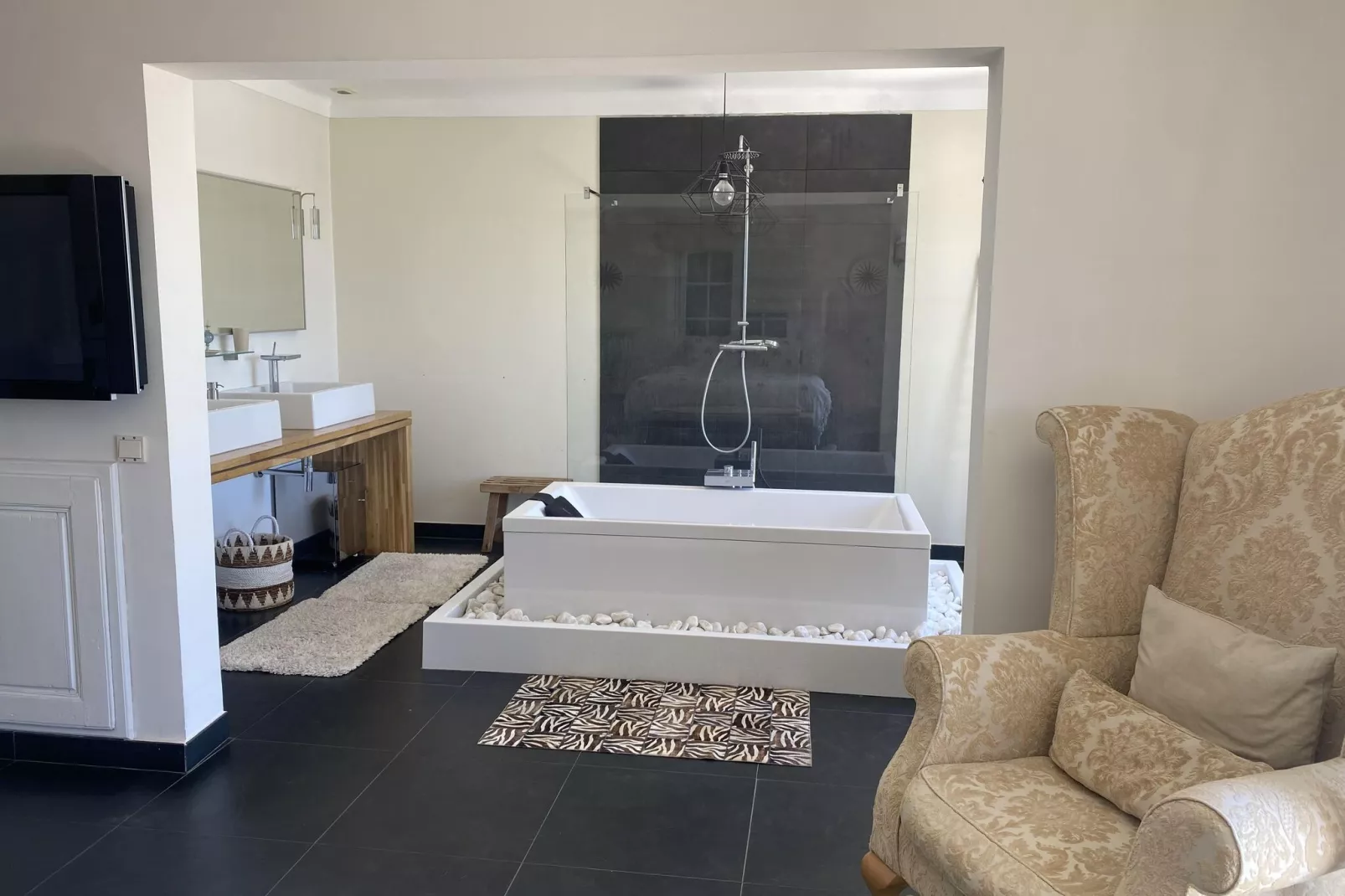 Roucaou-Bedroom