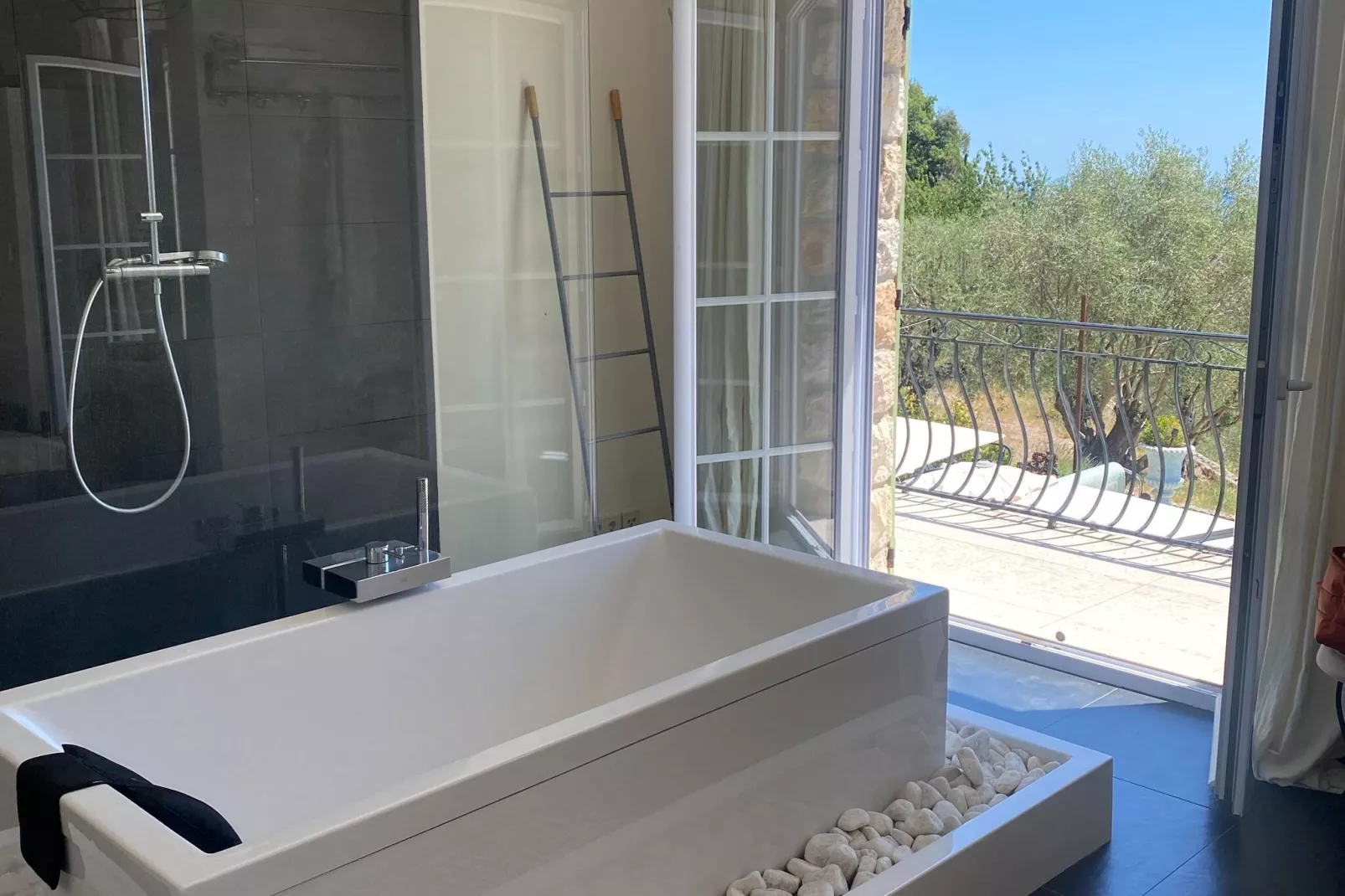 Roucaou-Bathroom