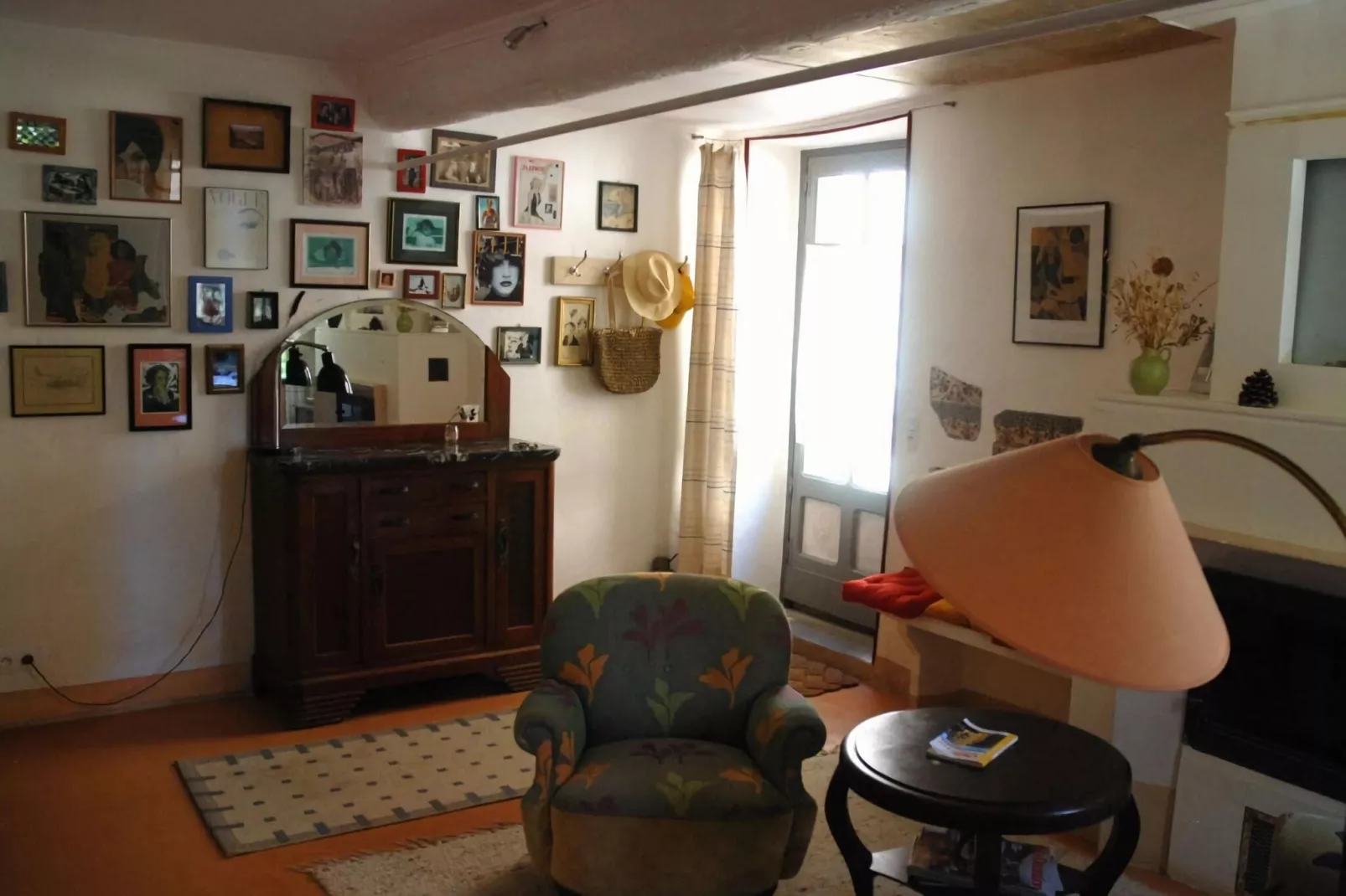6972-Living room