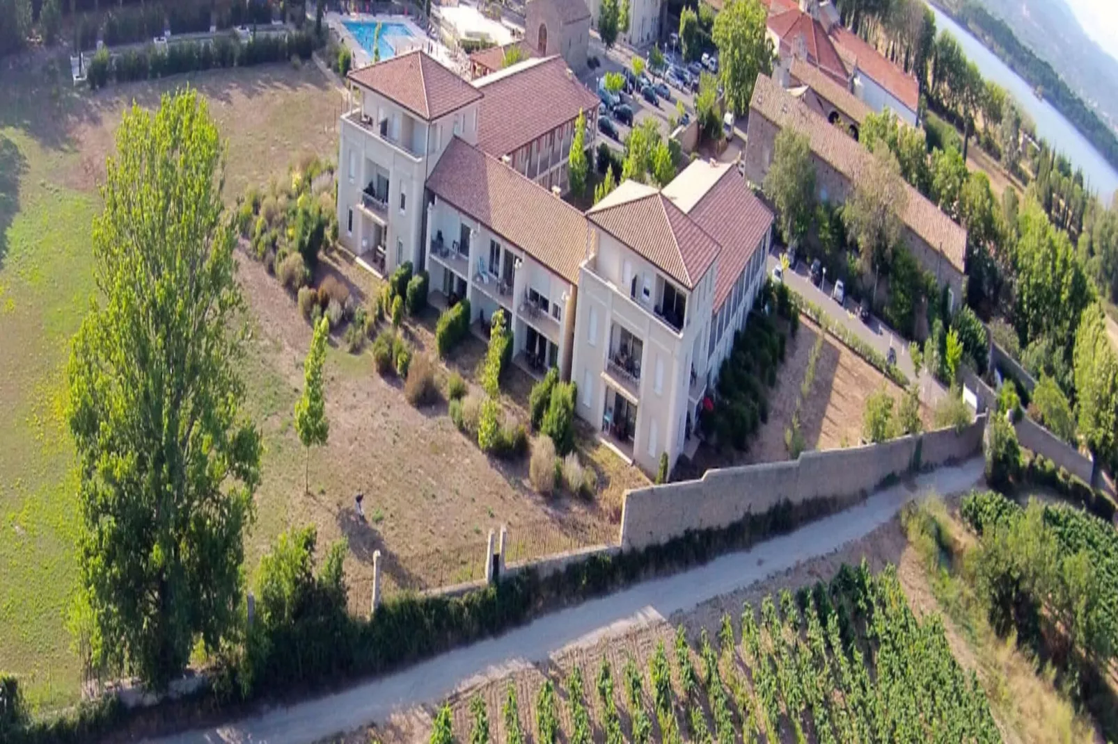Résidence du Château de Jouarres - Azille // Studio 2 pers-Exterior summer