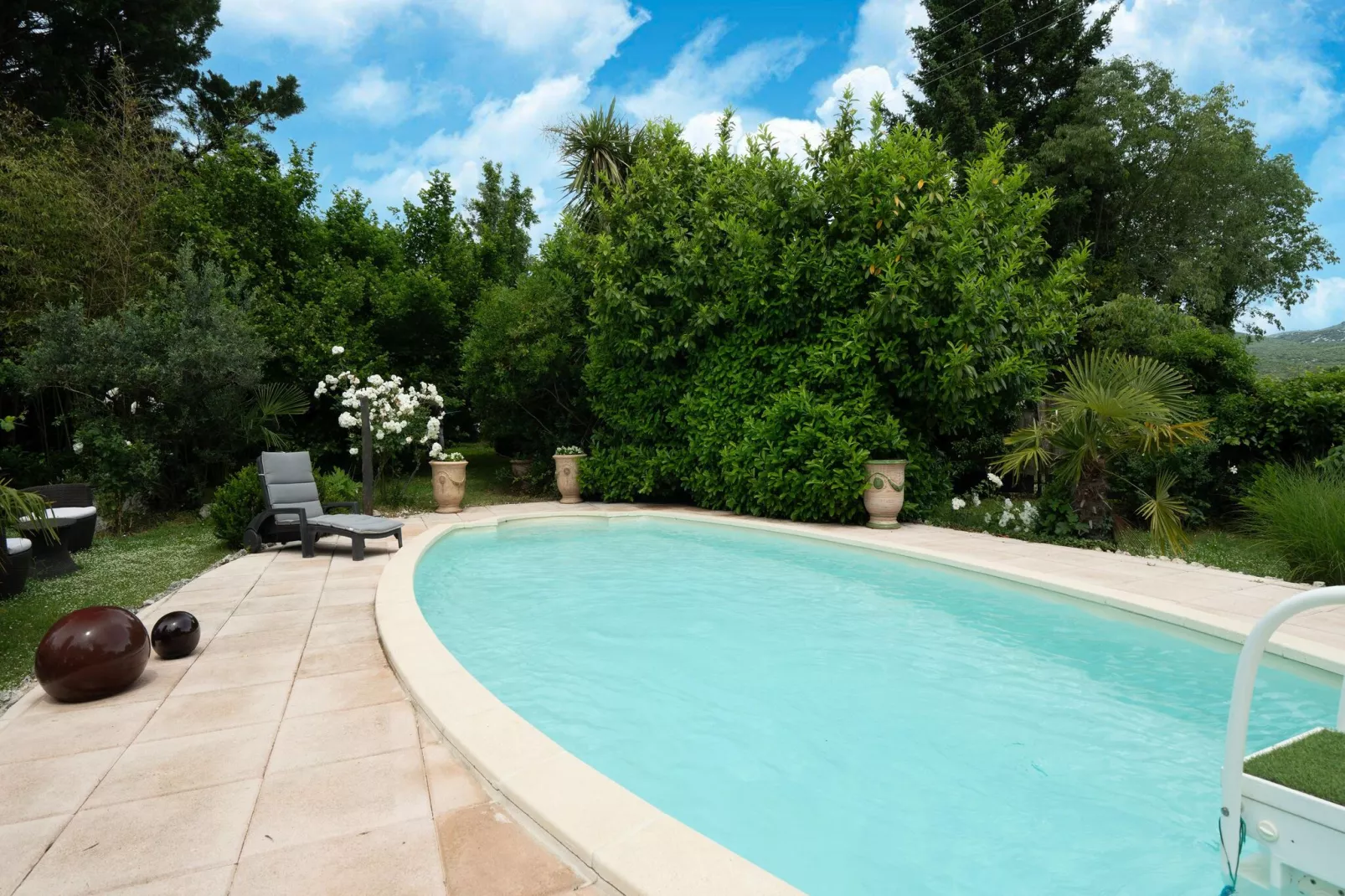 L'Aubépine-Pool