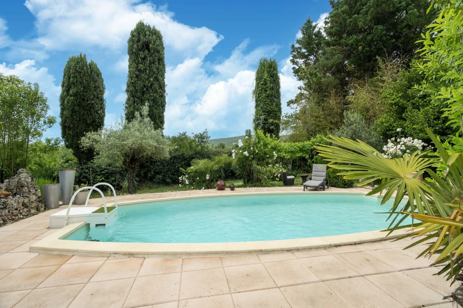 L'Aubépine-Pool