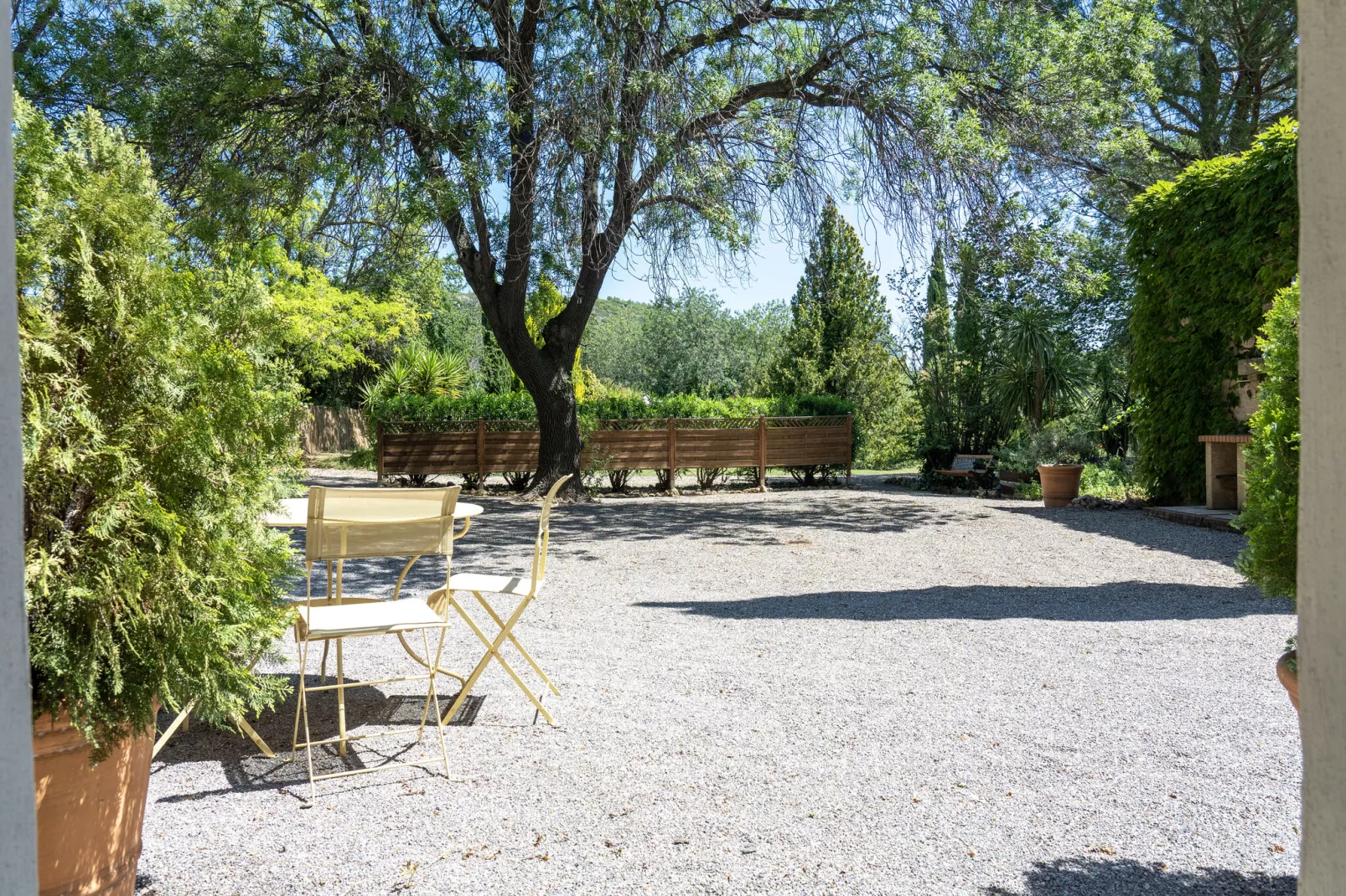 LA BOUSCADE GUESTHOUSE-Gardens summer