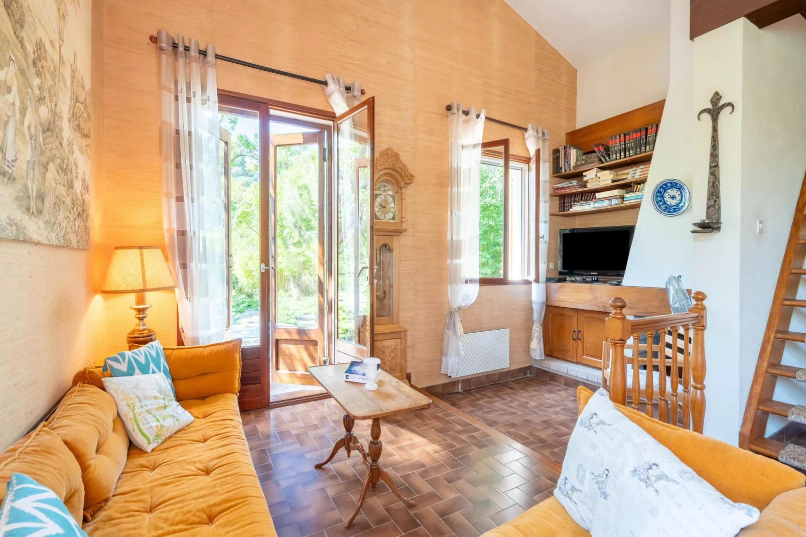 LA BOUSCADE MASTER & GUEST-Living room
