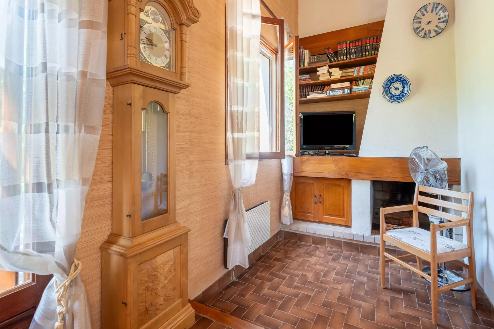 LA BOUSCADE MASTER & GUEST-Living room