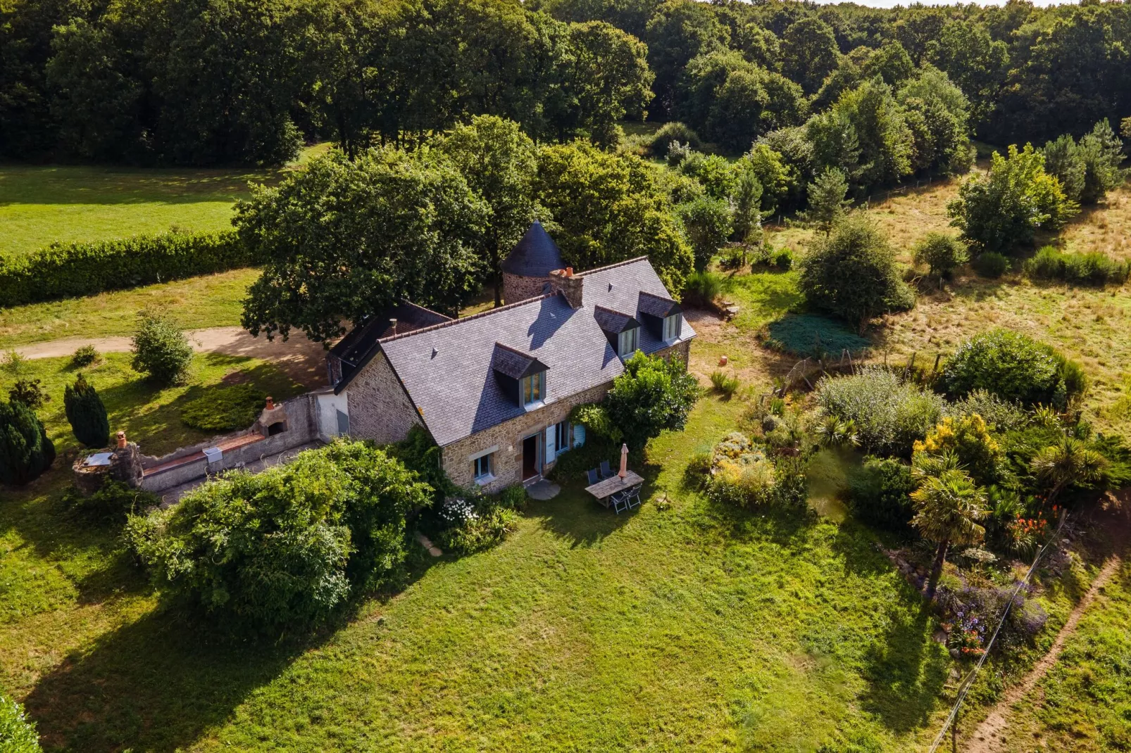 Les Volets Bleus-Exterior summer