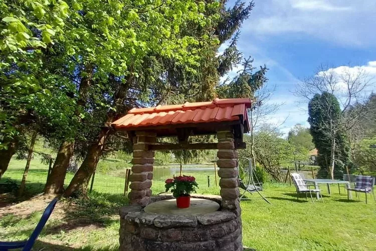 Ferienhaus mit eigener Bar am Bach in Saint Quirin-Gardens summer