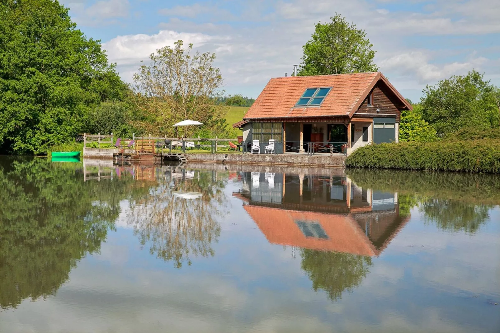 Gîte "Au bord de l'Eau "-Exterior summer