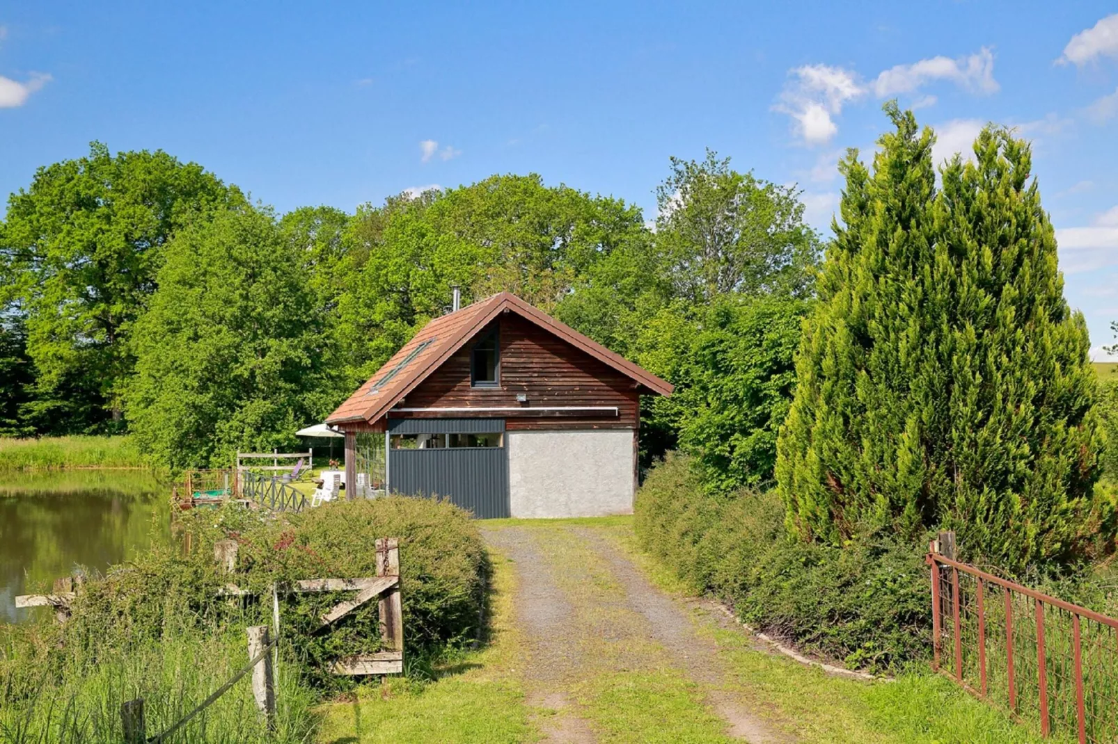 Gîte "Au bord de l'Eau "-Exterior summer