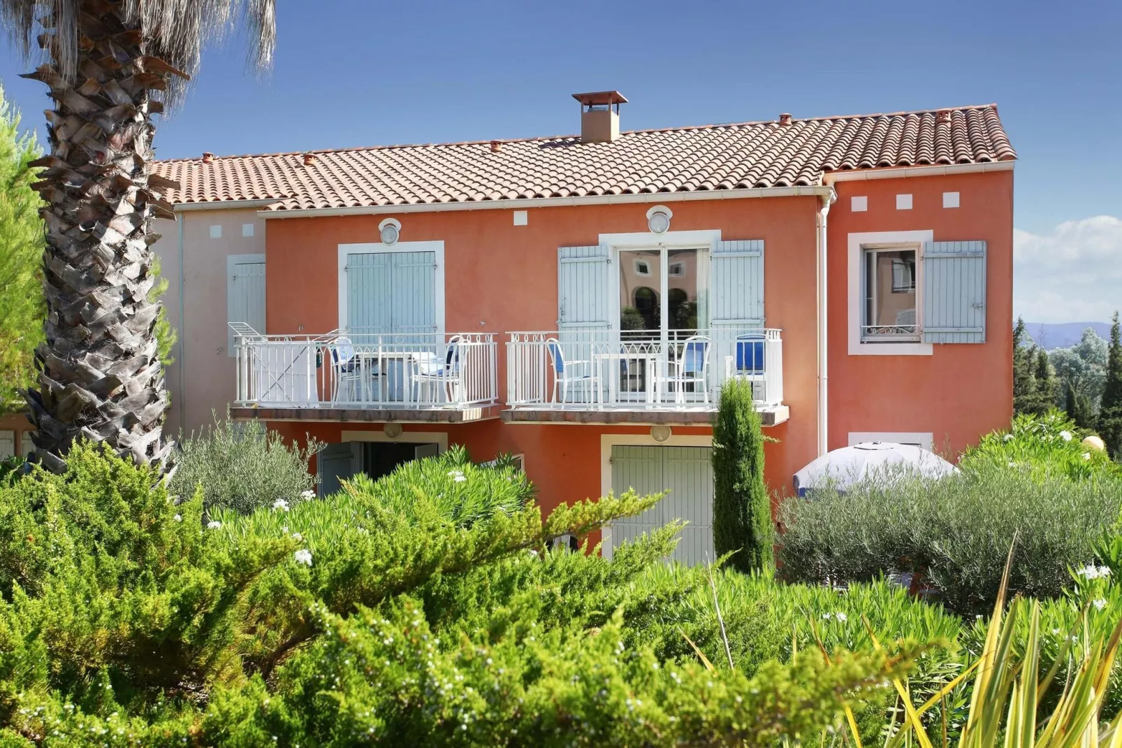 Domaine des Eucalyptus 3-Exterior summer