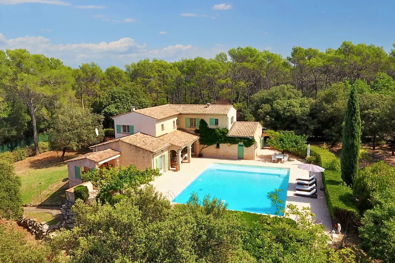 Villa au grand blue-Außenbereich Sommer