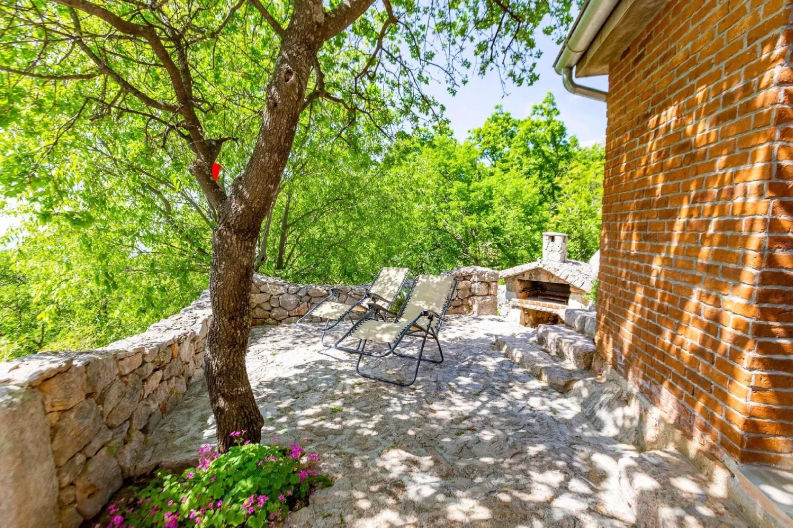 Stone house Dobroselo-Gardens summer