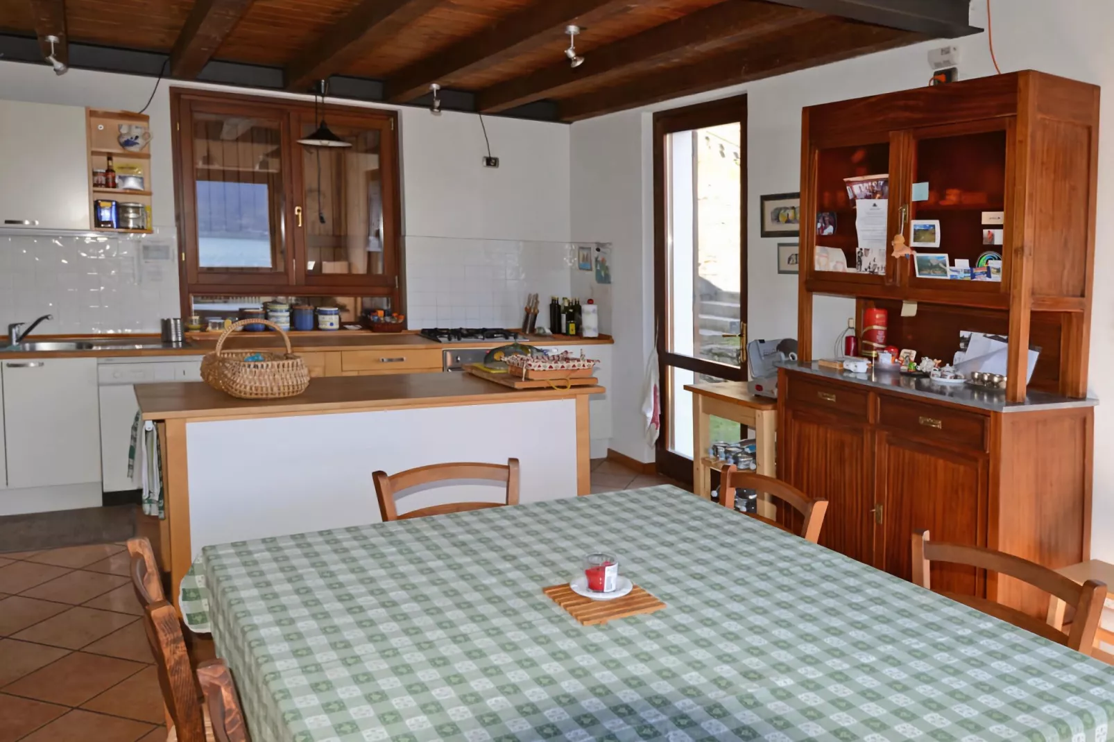 133399-Dining room