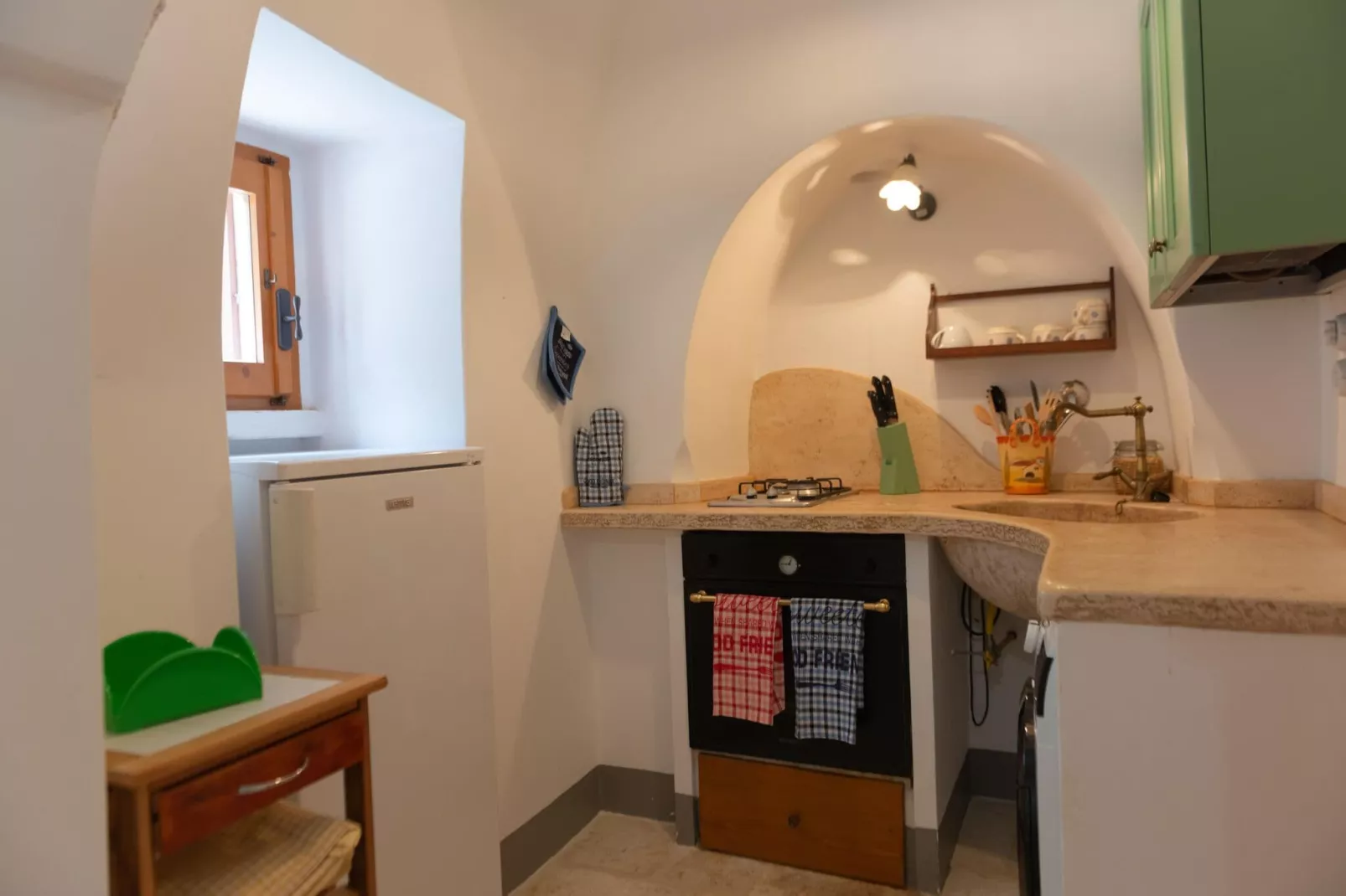 Trulli Azzalema Cisternino-Kitchen