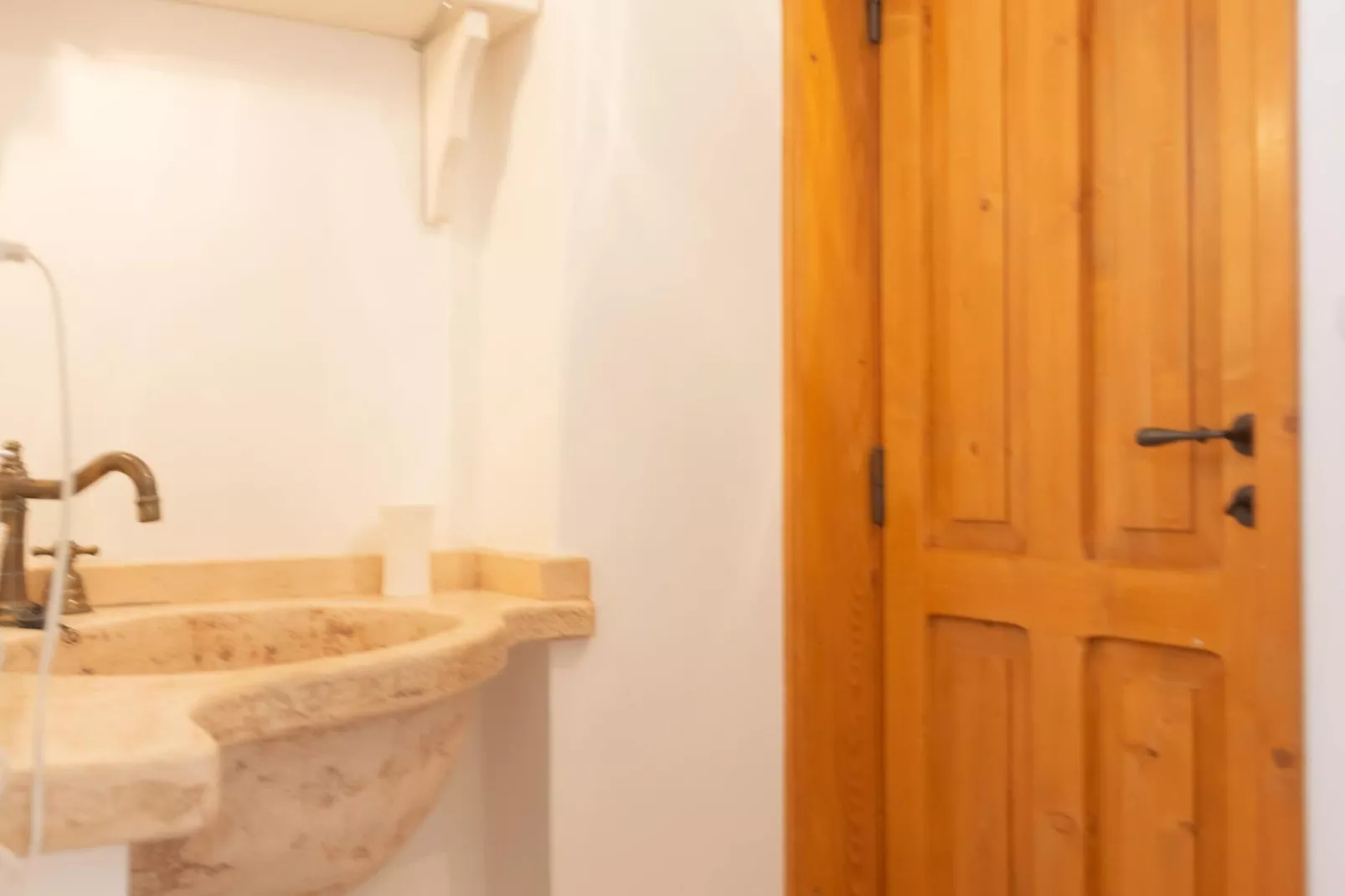 Trulli Azzalema Cisternino-Bathroom