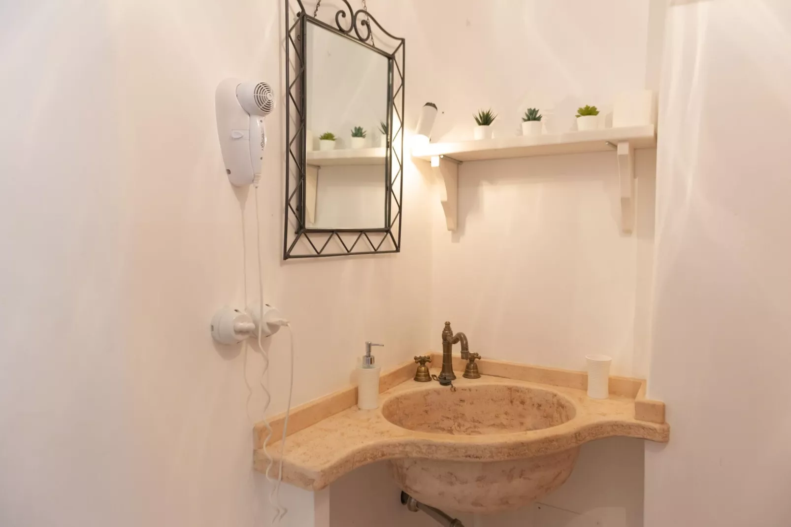 Trulli Azzalema Cisternino-Bathroom