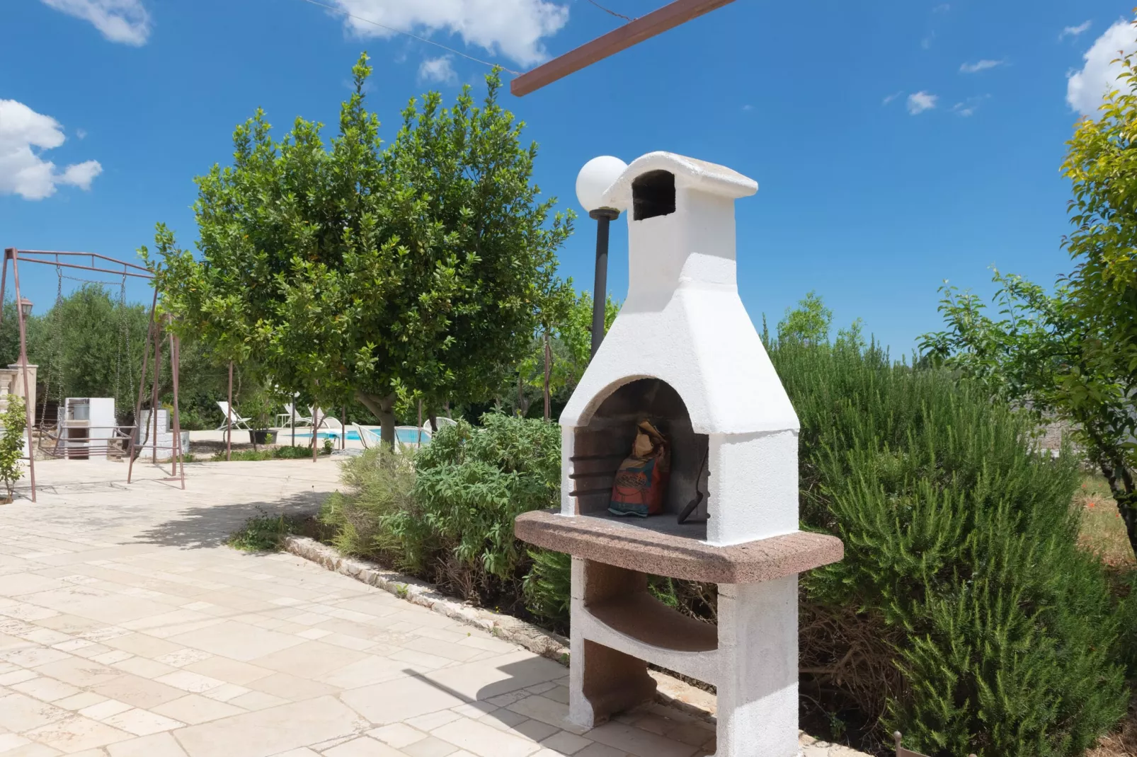 Trulli Azzalema Cisternino-Gardens summer