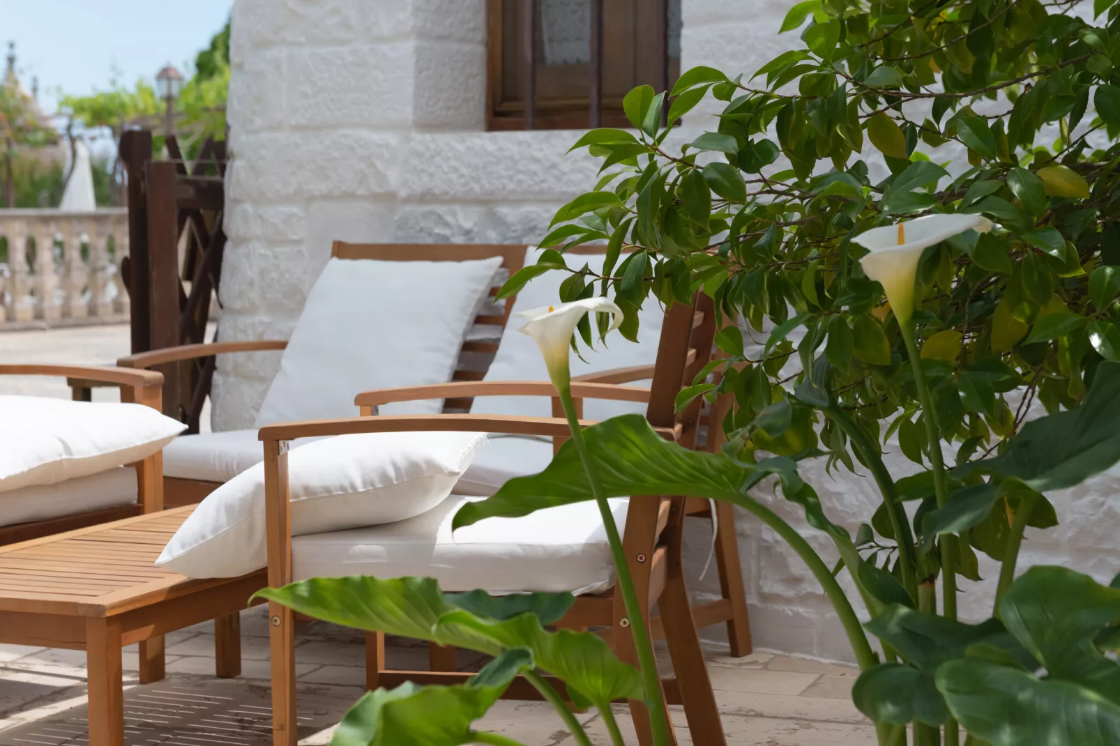 Trulli Azzalema Cisternino-Gardens summer