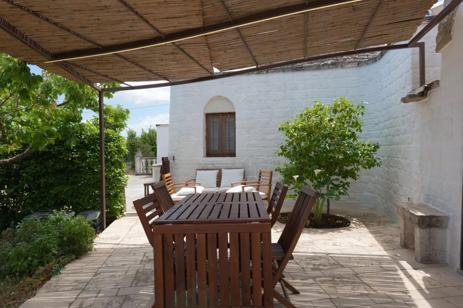 Trulli Azzalema Cisternino-Gardens summer