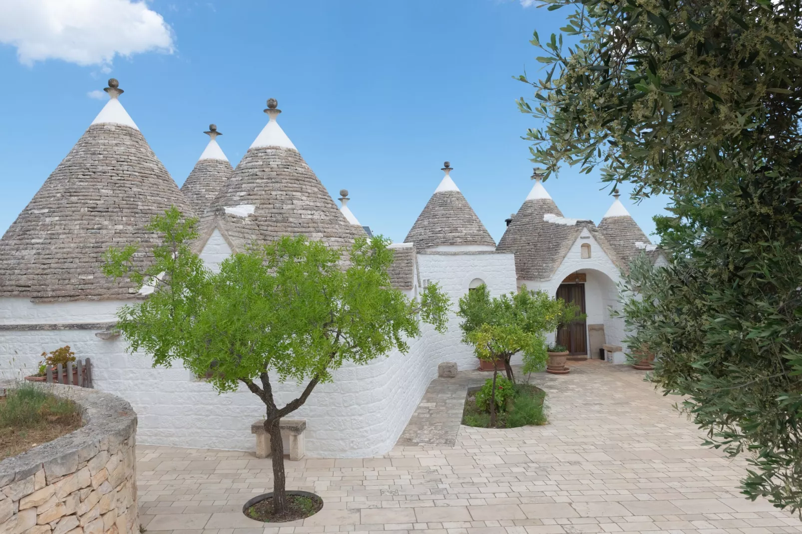 Trulli Azzalema Cisternino-Exterior summer