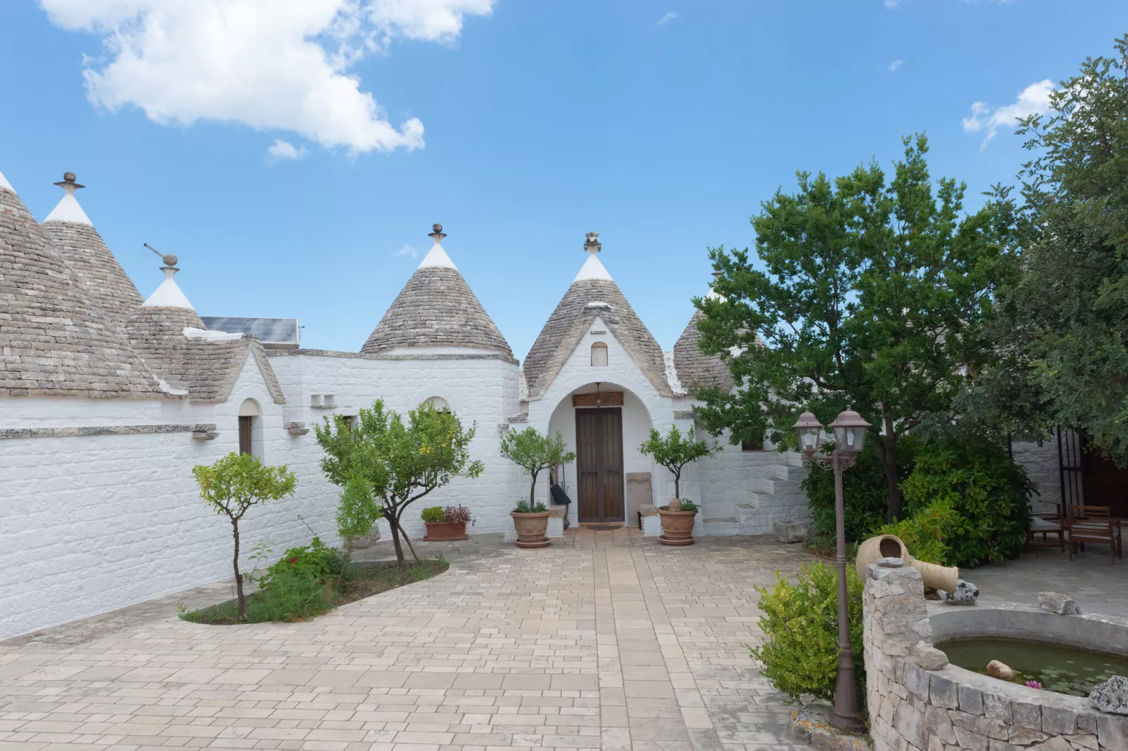 Trulli Azzalema Cisternino-Exterior summer