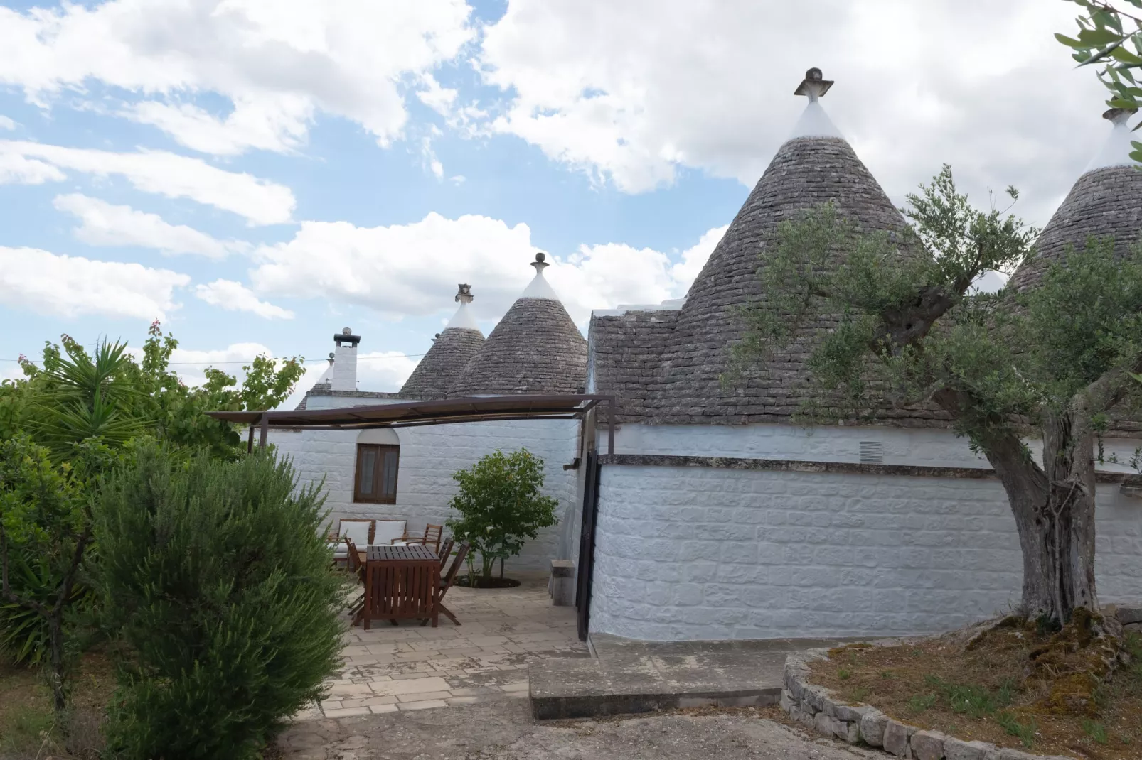 Trulli Azzalema Cisternino-Gardens summer