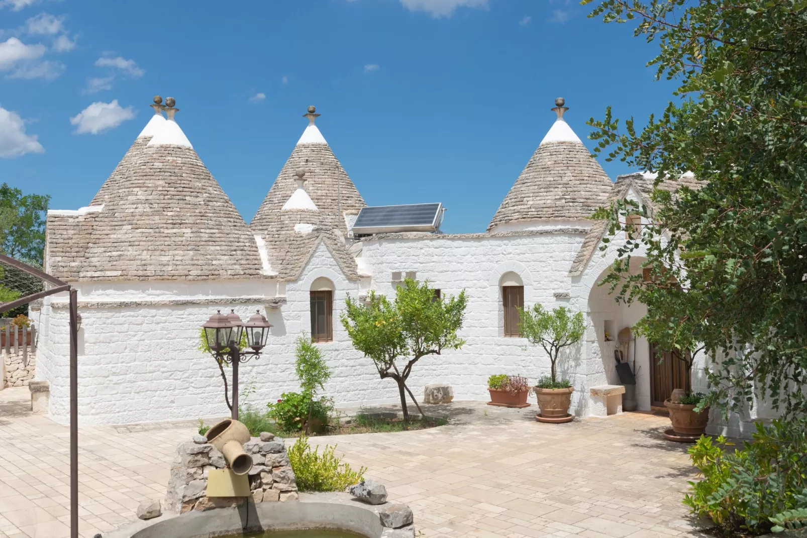 Trulli Azzalema Cisternino-Exterior summer