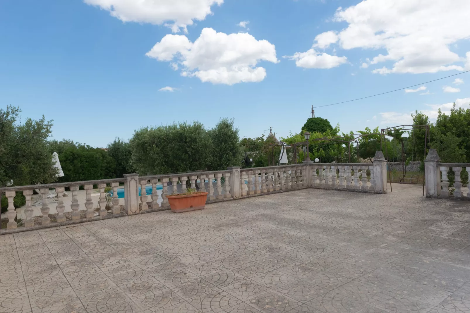 Trulli Azzalema Cisternino-Gardens summer