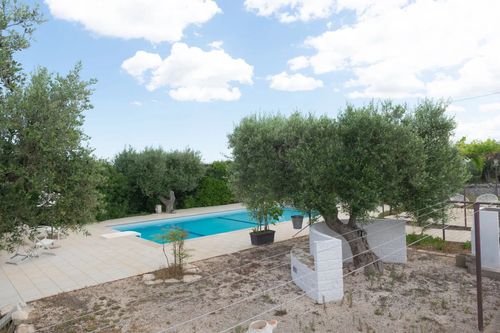 Trulli Azzalema Cisternino-Gardens summer