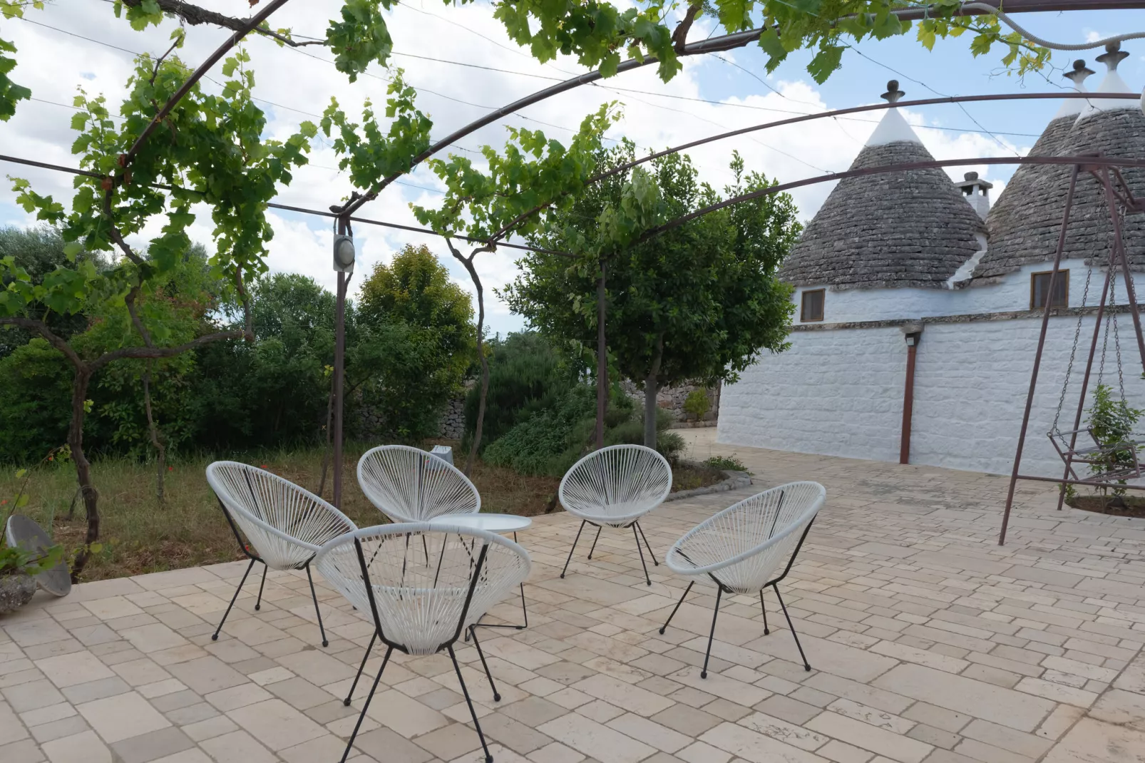 Trulli Azzalema Cisternino-Gardens summer
