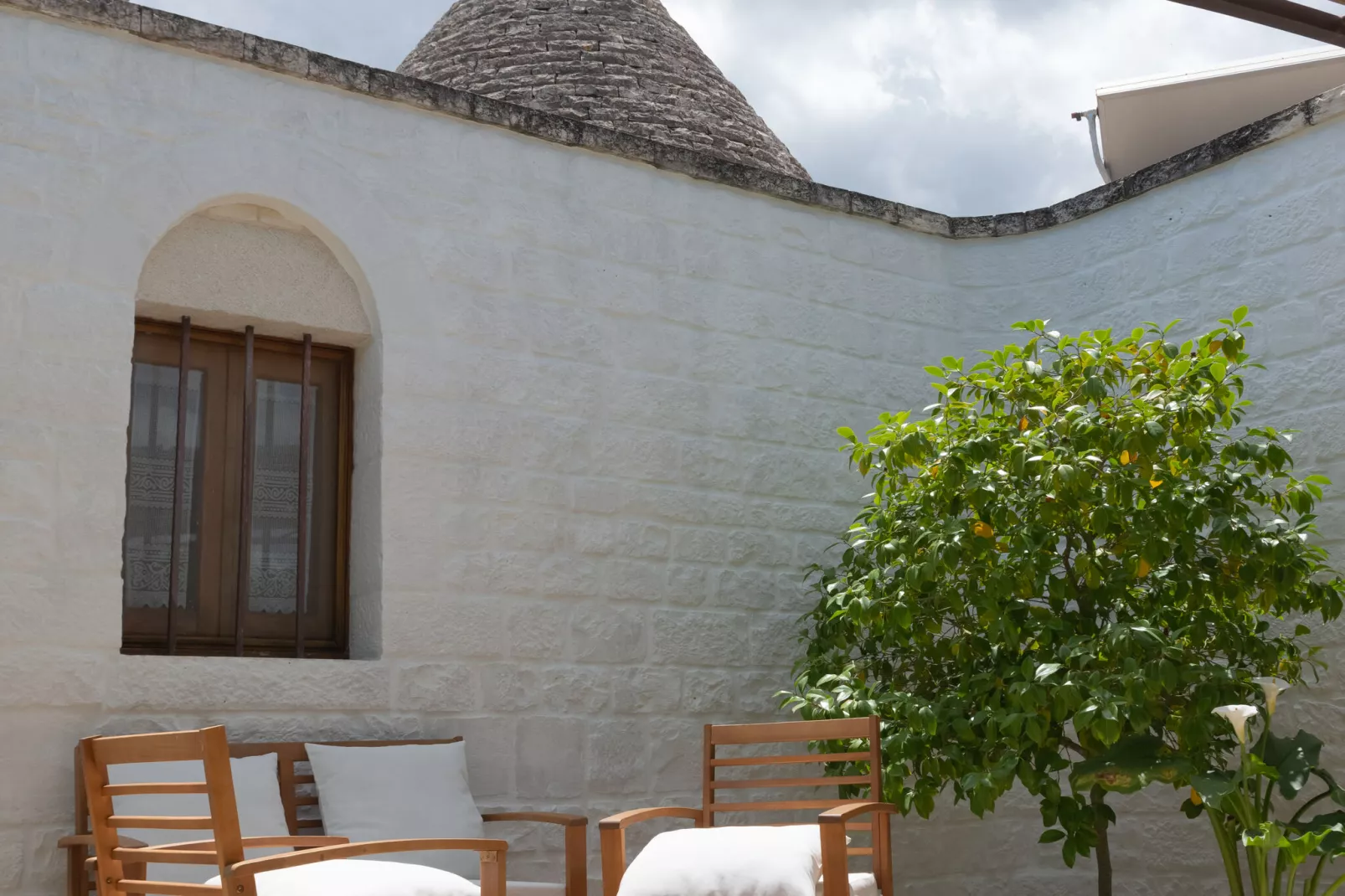 Trulli Azzalema Cisternino-Gardens summer