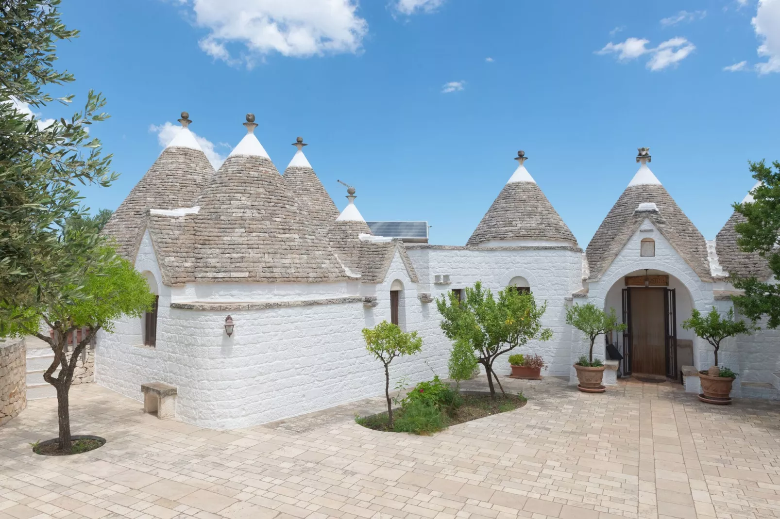 Trulli Azzalema Cisternino-Exterior summer