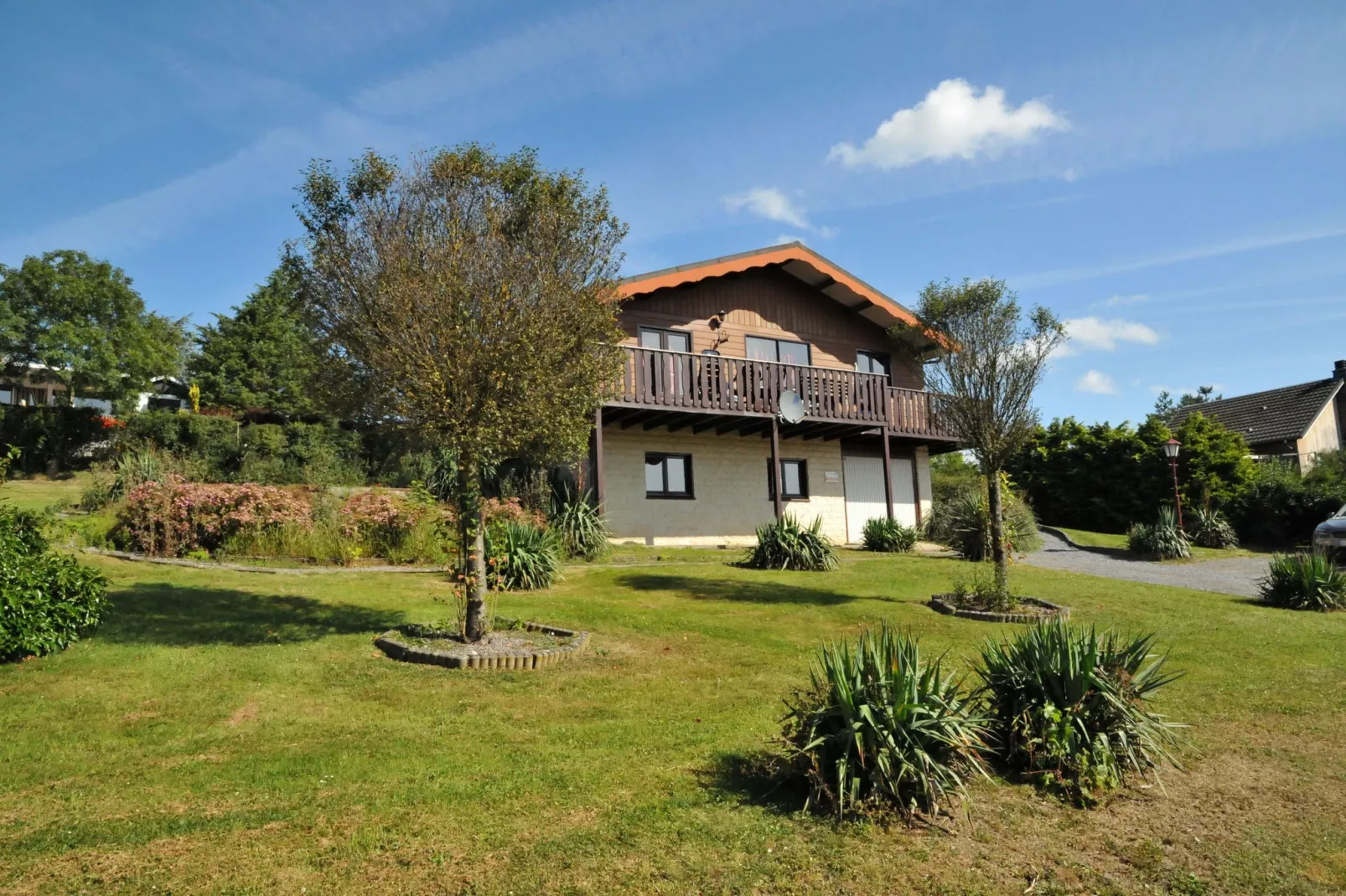 L'Aimant-Exterior summer