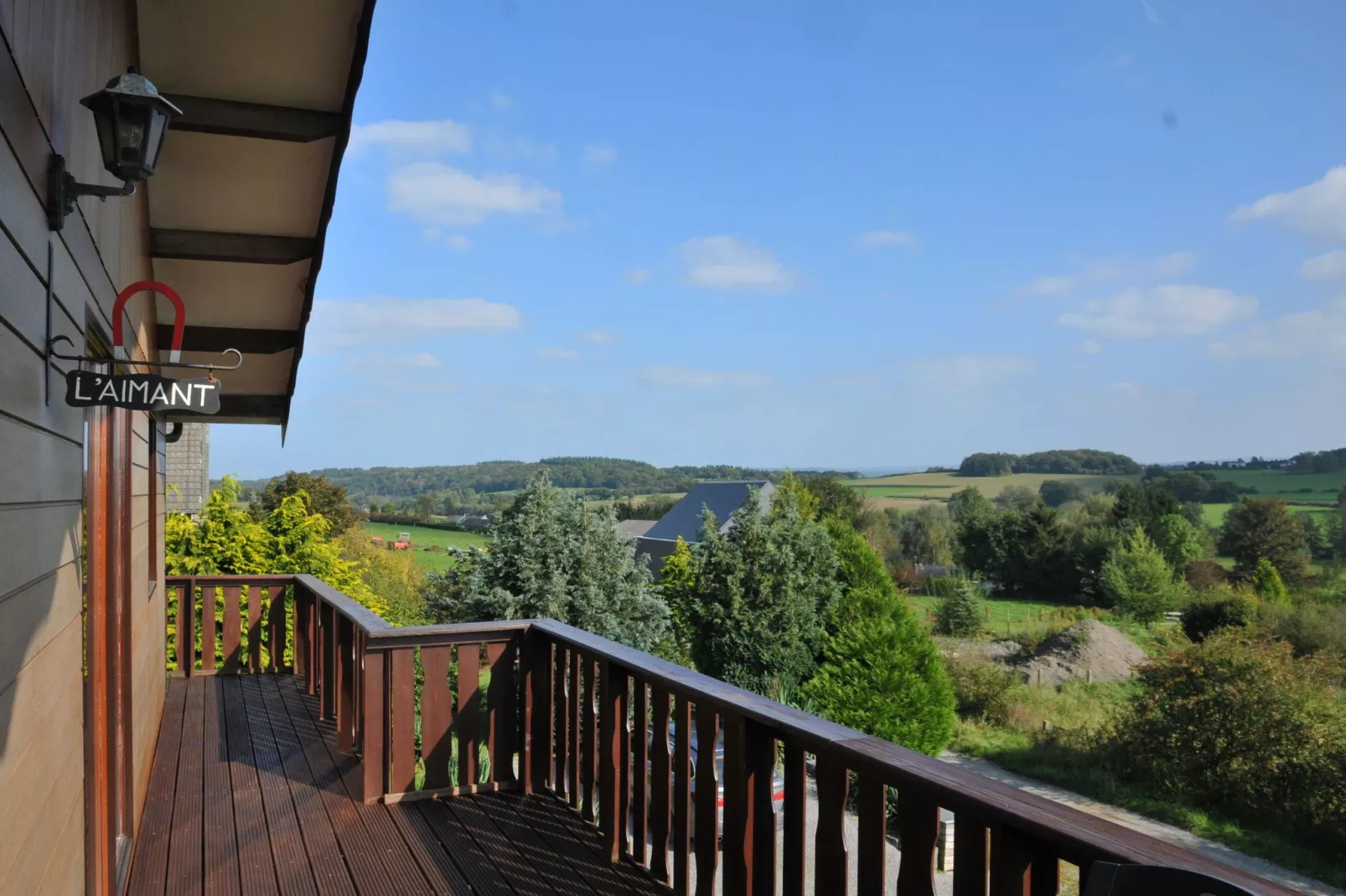 L'Aimant-View summer