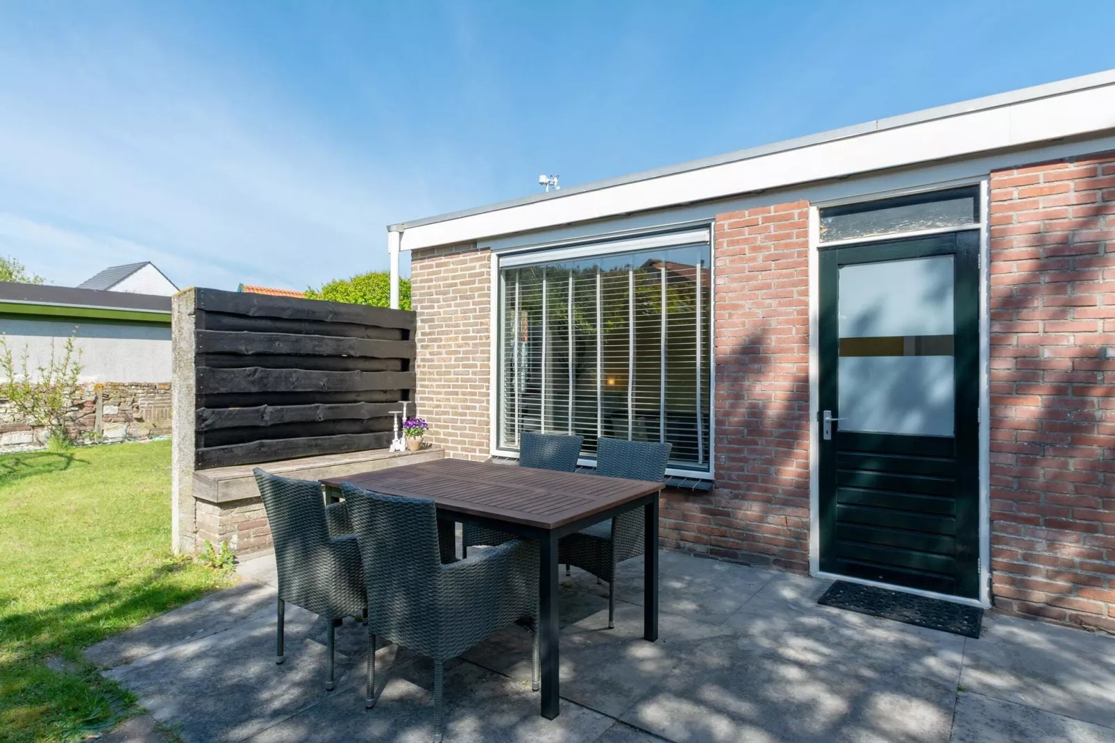 Effe Sprage-Exterior summer