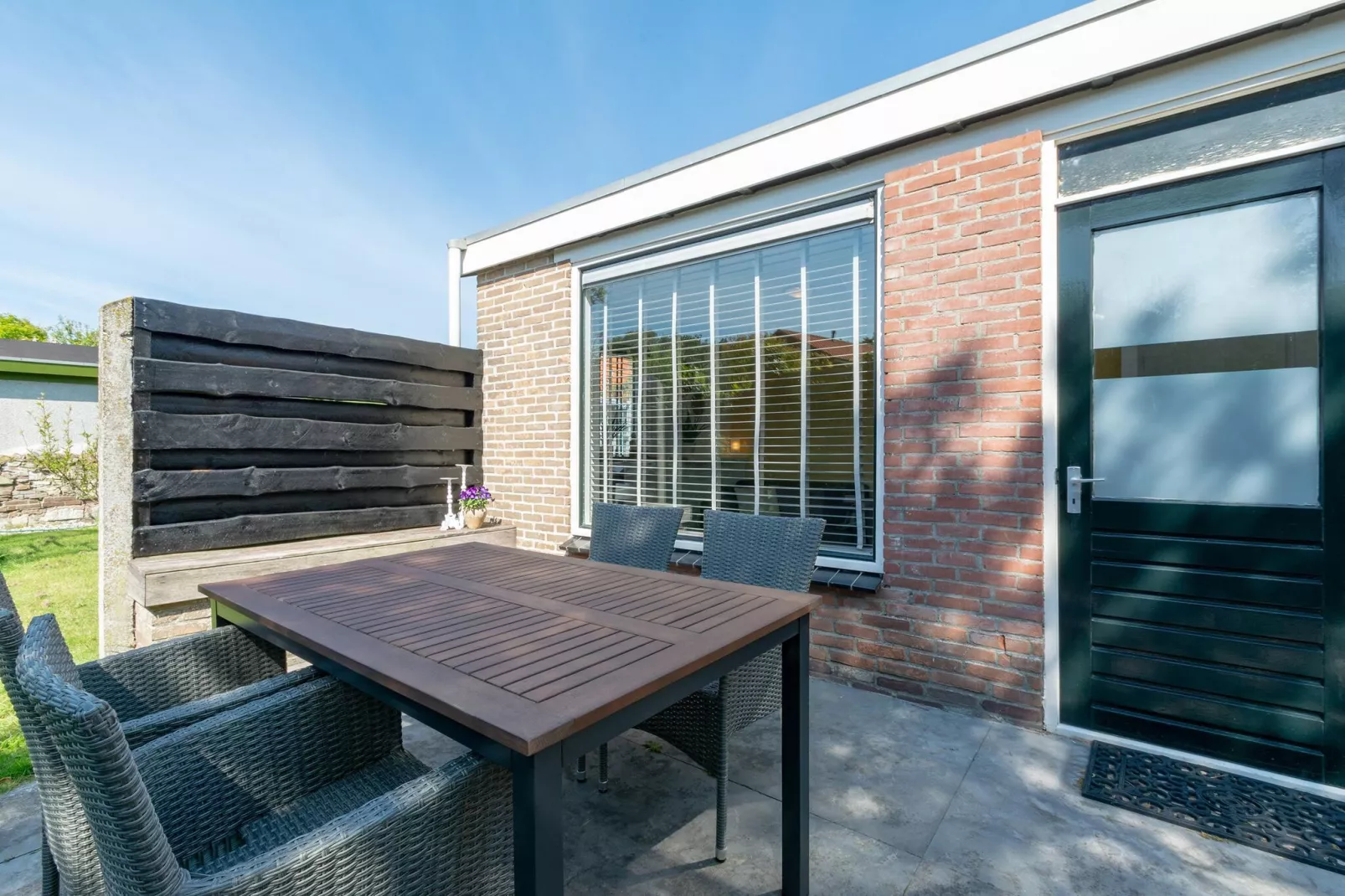 Effe Sprage-Exterior summer