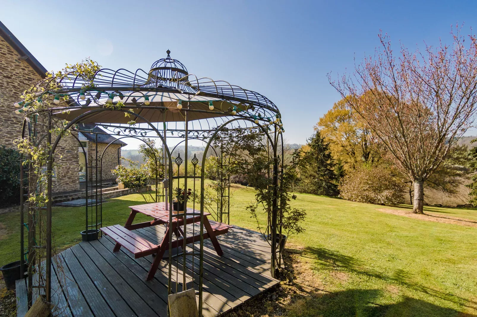 Las Gouttas-Jardins en été