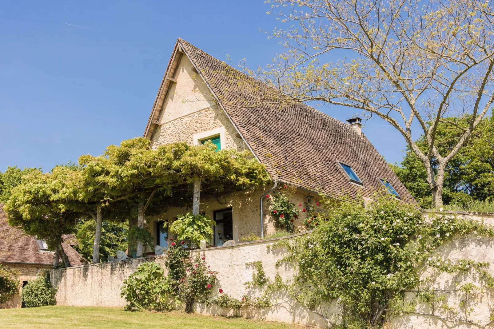 Le Tournant-Exterior summer