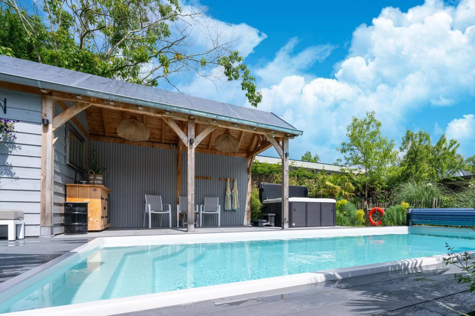 Shangri-La guesthouse-Pool