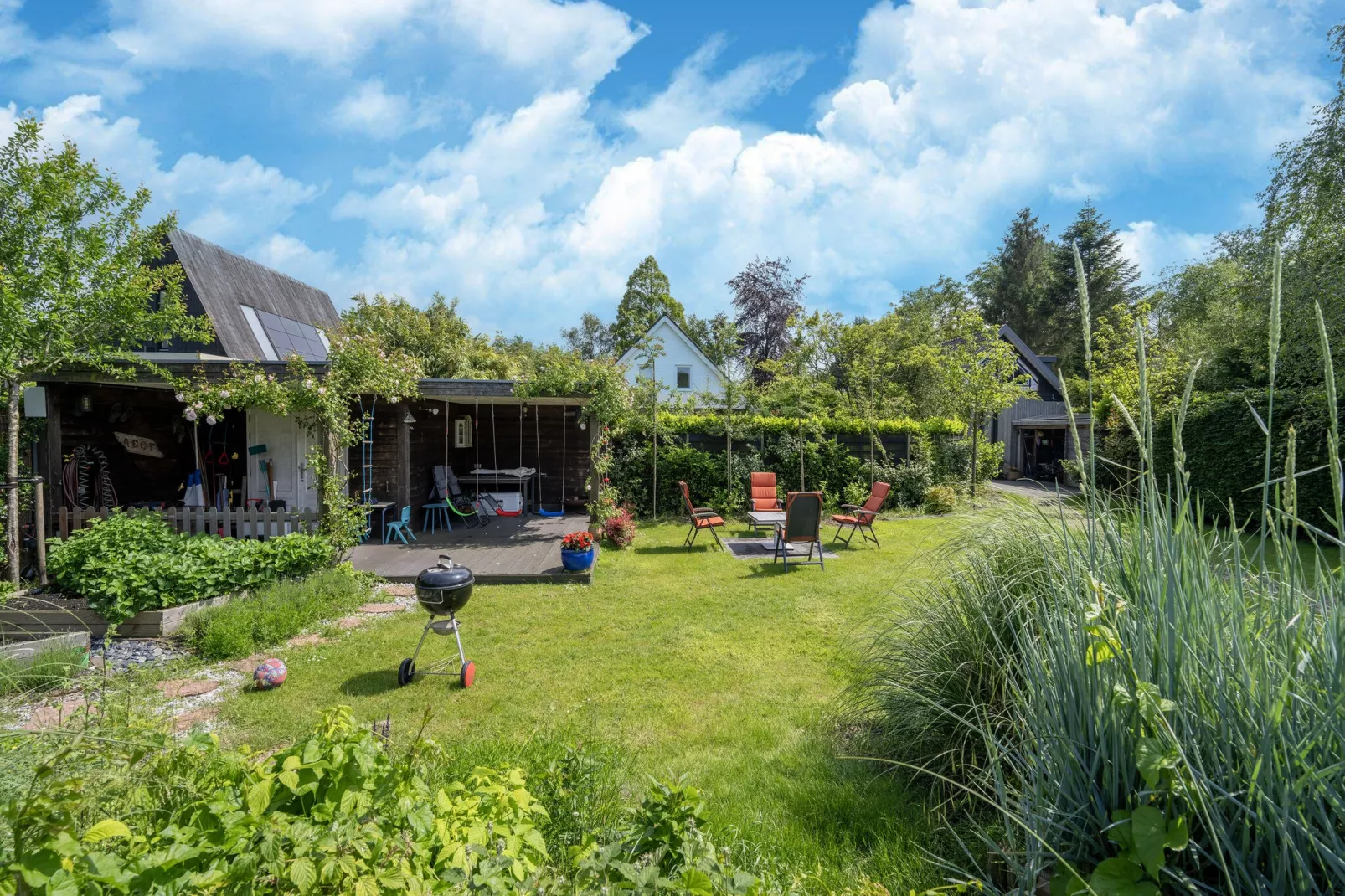 Shangri-La guesthouse-Gardens summer