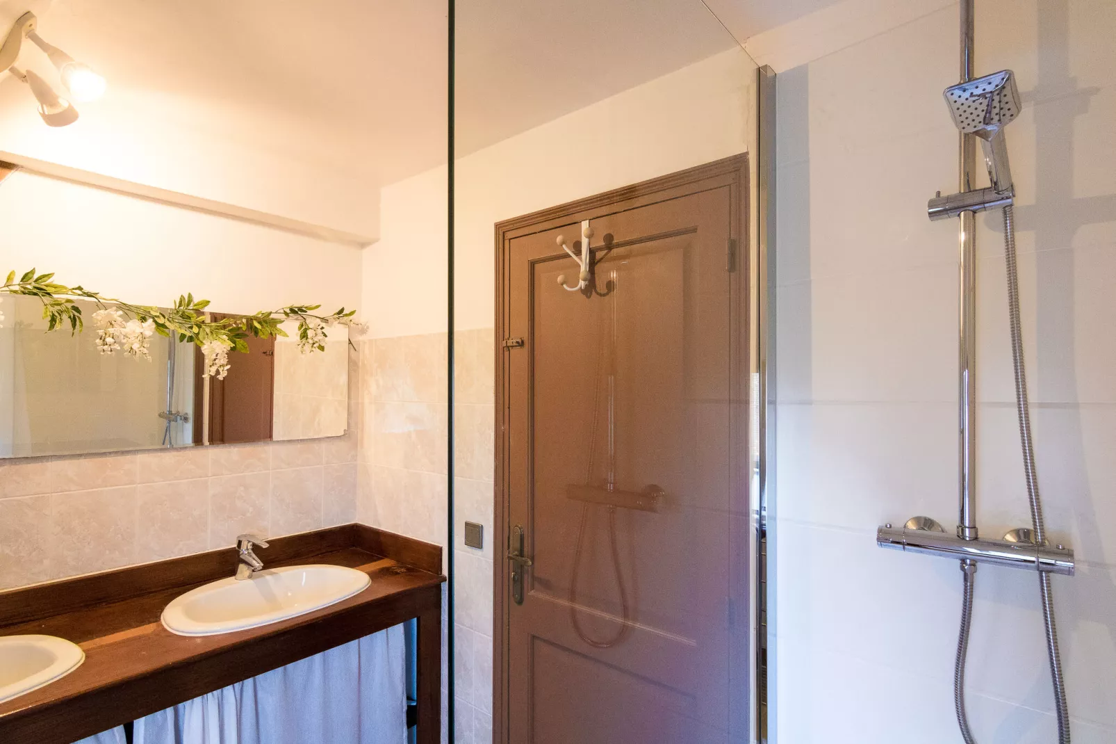 Le Tournant-Bathroom
